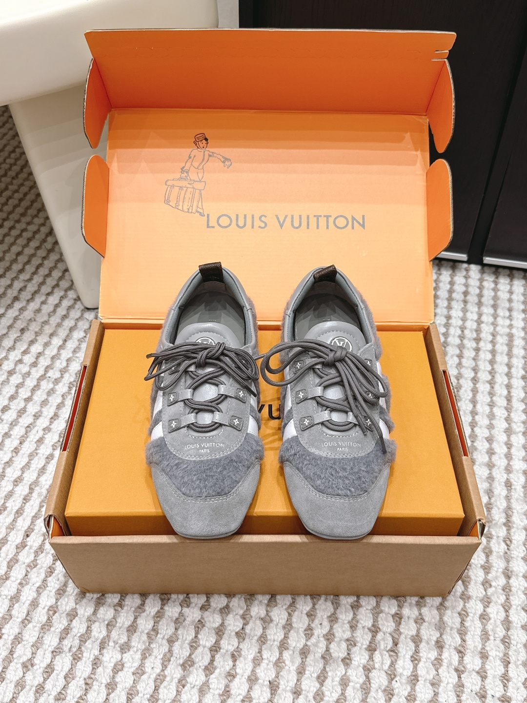NO:758474,Purchasing-grade Louis Vuitton Sneakerina series ballet shoes, moral training shoes, flat shoes and casual shoes LV Sneakerina ballet sneakers are made of soft suede calfskin with a Sacchetto configuration, showing the wonderful fusion of sneakers and ballet shoes. The fluffy label on the laces reflects the humor of the brand mascot Vivienne. The lightweight injection-molded TPU outsole incorporates the brand's signature details. Size  35-39 (customized at 40.41.42), casual shoes/sports shoes, louis vuitton, louis vuitton, flats, sneakers, cowhide19860909代购级 Louis Vuitton Sneakerina系列芭蕾舞鞋 德训鞋 平底鞋休闲鞋 LV Sneakerina 芭蕾运动鞋以柔软绒面牛皮革塑就 Sacchetto 构型,展现运动鞋和芭蕾舞鞋的美妙融合 鞋带处的蓬松标签映现品牌吉祥物 Vivienne 的诙谐意趣.轻盈注塑 TPU 外底融入品牌标志性细节. Size 35-39（40.41.42定做）,休闲鞋/运动鞋,louis vuitton,louis vuitton,flats,sneakers,cowhide,Women's Shoes