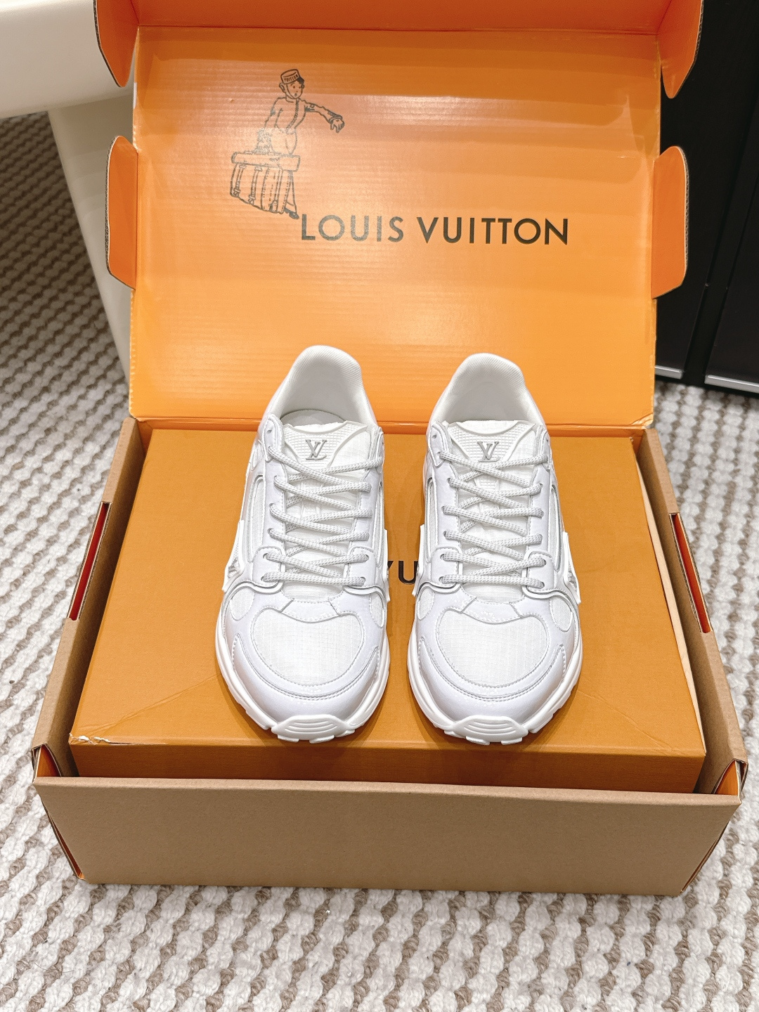 NO:758489,Purchasing-grade LV Louis Vuitton OLYMPIA 2026 spring and summer couple's casual sports shoes. Purchased two pairs of Taikoo Hui RMB to develop and re-engraved. All details are correct for the version. L Olympia sneakers combine mesh fabrics, metallic synthetic leather and other technical fabrics to reinterpret the classic running shoe design with a neat and simple design. The lightweight EVA outsole creates a comfortable and elastic wearing experience. Monogram embossing and presbyopic letters and other rich details establish recognition.  Mixed material embossing on the upper, laces with Louis Vuitton elements, original molded EVA, outsole decorated with Monogram flowers, Size female 35-44 (female 40, male 38.45, custom made and non-refundable), casual shoes/sports shoes, louis vuitton, louis vuitton, sneakers19860909代购级 LV 路易威登 OLYMPIA 2026春夏情侣款 休闲 运动鞋 太古汇RMB购入两双开发 复刻 所有细节对版 本款 L Olympia运动鞋融合网格面料与金属质感合成皮革等科技面料,以利落简约设计重绎经典跑鞋设计. 轻盈 EVA 外底成就舒弹穿着体验.Monogram 压纹与 老花字母等丰富细节树立辨识度 鞋面混合材质压花 鞋带路易威登元素 原版开模EVA 外底点缀 Monogram 花卉 Size女35-44（女40 男38.45定做不退换）,休闲鞋/运动鞋,louis vuitton,louis vuitton,sneakers,Women's Shoes