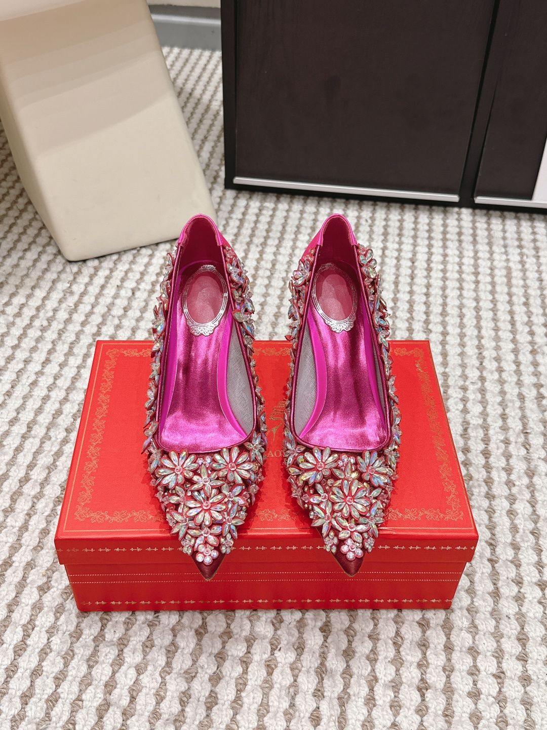 NO:758451,Purchasing agent René Caovilla RC 26/Diamond beads, flowers, high heels, single shoes, sandals. This pair is so amazing!  After trying RC high heels, trying other shoes is simply an invalid shoe trial!  RC’s latest color combination, purple with crystals, is charming, sexy and elegant. It’s perfect for important occasions like weddings and parties!  Girls must have a pair in their shoe cabinets!  Heel height 7.5cm, size 35-39 (34.40.41.42.43 customized, non-refundable), high heels sandals, sandals, high heels19860909代购级 René Caovilla RC 26/钻珠 花朵 高跟鞋 单鞋 凉鞋 这双也太仙了叭！ 试过rc高跟鞋以后 再试别的鞋根本就是无效试鞋！ RC最新配色 紫色搭配水晶呈现的妩媚性感优雅令人着迷 太适合结婚 聚会的重要场合穿啦！女孩儿们鞋柜一定要拥有一对！ 跟高7.5cm 码数35-39（34.40.41.42.43定制不退换）,高跟鞋凉鞋,sandals,high heels,Women's Shoes