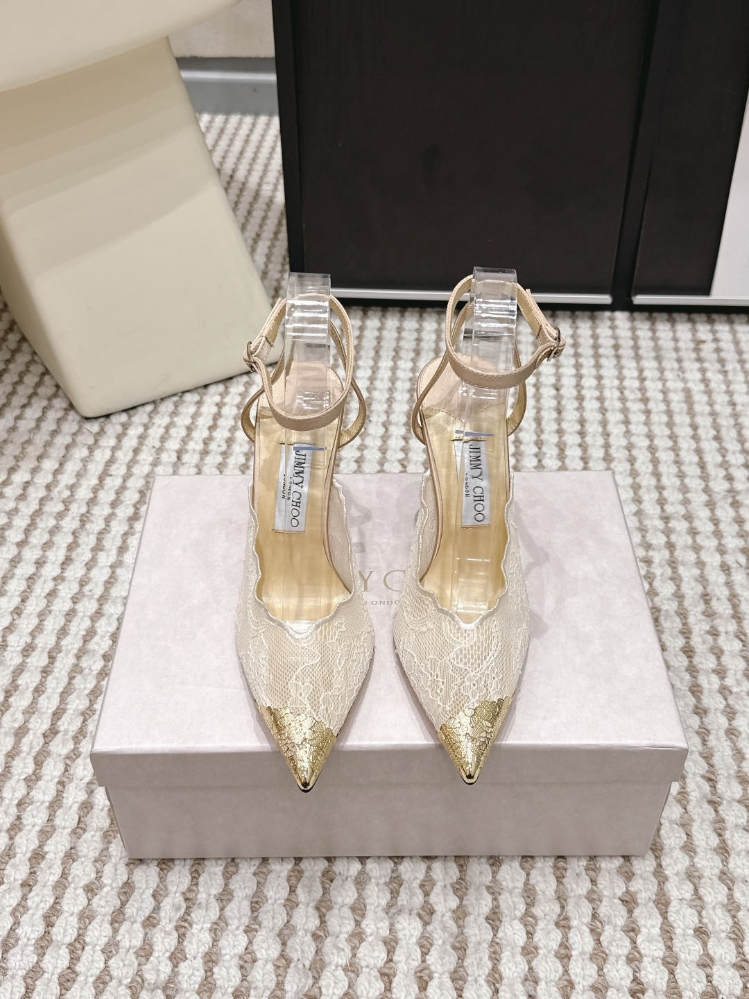 NO:758415,Purchasing agent Jimmychoo 26/ Spring and summer new style lace pointed toe high heels The most interesting thing about this series is the contrast and little surprises!  Soft pastel colors can also look bold, and their appearance is very contagious. Sandra Choi moved the oversized paper peonies into Milan, surrounded by greenery and flowers, as if walking into a surreal wonderland. What surprised me most about Jimmy Choo this season was the 'reconstruction of lace'. The metal toe splicing is no longer just a symbol of femininity, but has been deconstructed and spliced, turning it into a leader in shoes. Heel height: 10cm Size 35-40 (40  Customized (no return or exchange), high heels sandals,jimmy choo,jimmy choo,sandals,high heels19860909代购级 Jimmychoo 吉米周 26/ 春夏新款 蕾丝 尖头 高跟鞋 这个系列最有意思的就是反差感和小惊喜！ 柔和的粉彩色也能显得很大胆,颜值很有感染力.SandraChoi把超大纸艺牡丹搬进米兰,四周绿意与花卉簇拥,仿佛走进一个超现实的仙境  这一季JimmyChoo最让我惊喜的是“蕾丝的再造”.金属鞋头拼接,它不再只是柔美的象征,而是被解构、拼接,化作鞋履上的佼佼者 跟高:10cm Size 35一40（40 定制不退换),高跟鞋凉鞋,jimmy choo,jimmy choo,sandals,high heels,Women's Shoes