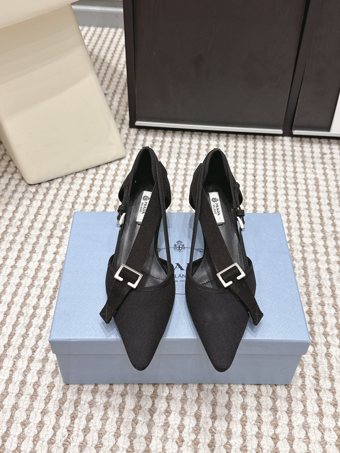 NO:758423,Purchasing agent level Prad*Prada 26/ catwalk style hollow belt buckle pointed toe shoes our high power show style high heels!  The contrast between canvas fabric and kitten heels will make people’s eyes shine!  Canvas fabric does not mean 'cheap'. Nowadays, everyone is pursuing exquisiteness and perfection. The relaxation brought by canvas is an attitude towards life. It gets rid of the label of 'must be exquisite and elegant' for high heels, and has a casual and comfortable street feel. Heel height 4.5cm Size #35-40 (40 custom made, non-refundable), high heels and sandals, prada, prada, sandals, high heels19860909代购级 Prad*普拉达 26/ 走秀款 中空皮带扣 尖头单鞋 咱家的大幂幂穿过的秀款高跟鞋！帆布面料搭配小猫跟的反差感,会让人眼前一亮的感觉！帆布面料并不代表“廉价”, 当下人人都在追求精致完美,帆布带来的这种松弛感是对生活的一种态度.摆脱了高跟鞋“必须精致贵气”的标签,多了随性自在的街头感. 跟高4.5cm Size#35-40（40定做不退换）,高跟鞋凉鞋,prada,prada,sandals,high heels,Women's Shoes