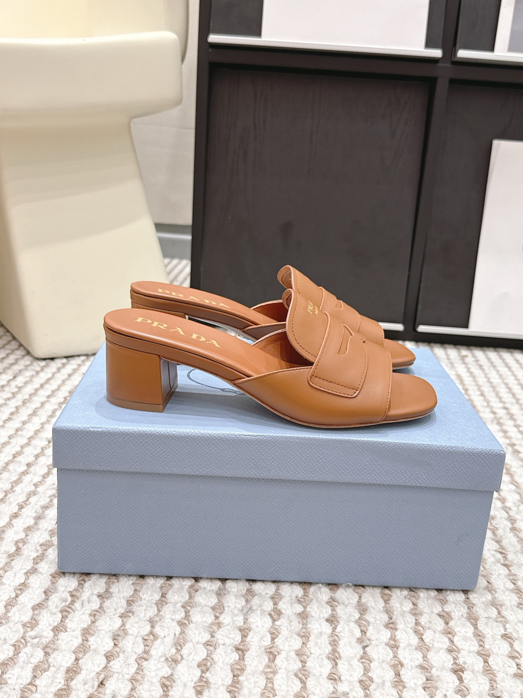 Женские кожаные босоножки на толстой подошве Prada