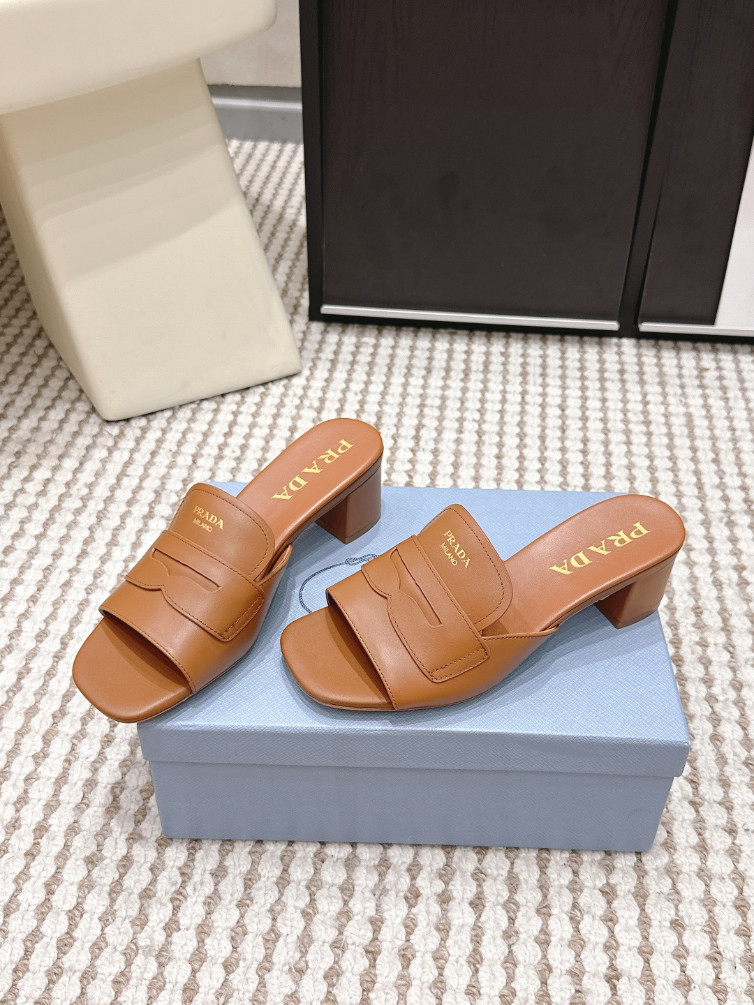 Женские кожаные босоножки на толстой подошве Prada