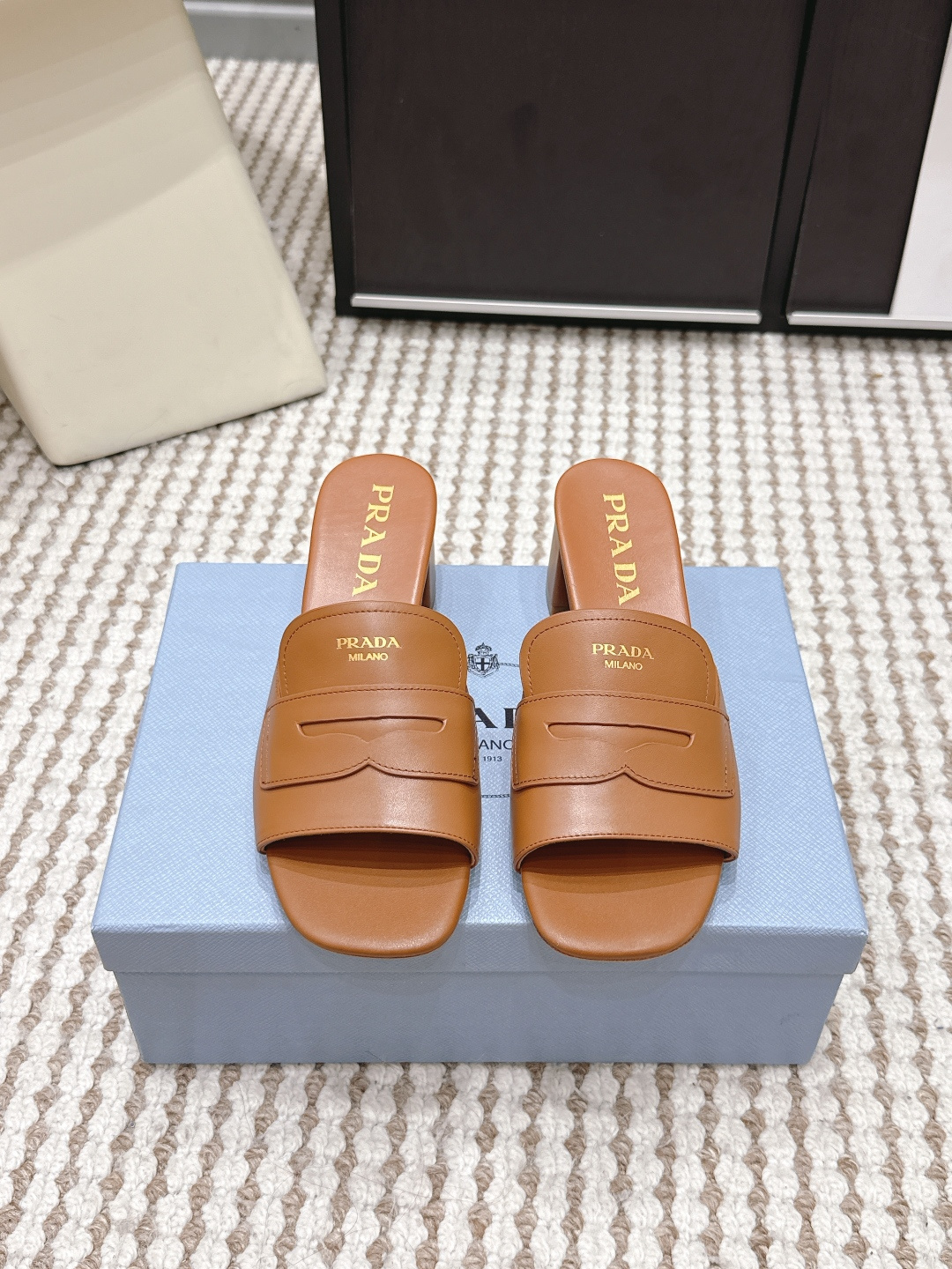 NO:758399,Purchasing agent grade Prad* Prada 26/ Spring and summer new products, counter catwalk style, classic block heel slippers with letters. Prada block heel slippers are made of high-quality leather, the upper is simple and elegant, and the golden logo is super recognizable. The thick heel design is comfortable and stable, and can be easily controlled for daily commuting or leisure. The open toe is super breathable in summer, and it looks great with skirts or jeans, easily improving your look!  The soles are non-slip, making walking safer. They are both fashionable and practical. They are a must-have item for urban girls' wardrobe. Heel height 4.5cm Size: #35-40 (40 custom made, non-returnable), slippers, prada, prada, slippers, skirts, jeans19860909代购级 Prad* 普拉达 26/ 春夏新品 专柜走秀款 经典字母粗跟拖鞋 Prada粗跟凉拖,选用优质皮革,鞋面简约大方,金色Logo超有辨识度.粗跟设计舒适又稳,日常通勤或休闲都能轻松驾驭. 开放式鞋头,夏天穿超透气,搭配裙装或牛仔裤都很出彩,轻松提升造型感！鞋底防滑,走路更安心,时尚与实用兼备,是都市女生衣橱必备单品. 跟高4.5cm Size: #35-40（40定做不退换）,拖鞋,prada,prada,slippers,skirts,jeans,Women's Shoes