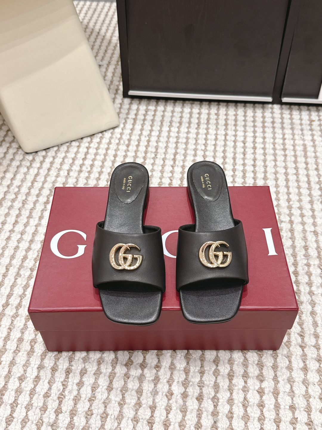 Женские босоножки-тапочки с металлическим логотипом Gucci