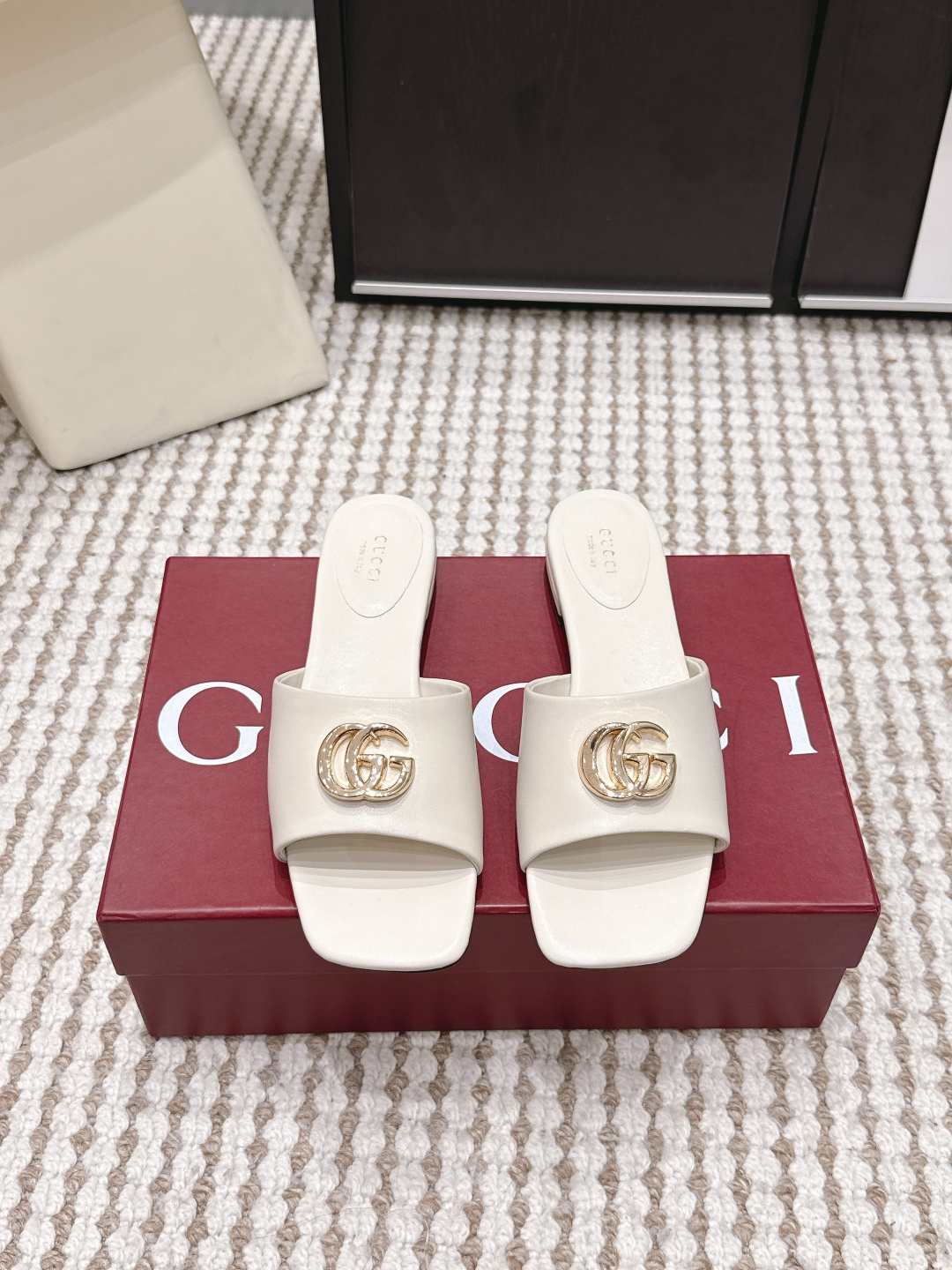 Женские шлепанцы Gucci