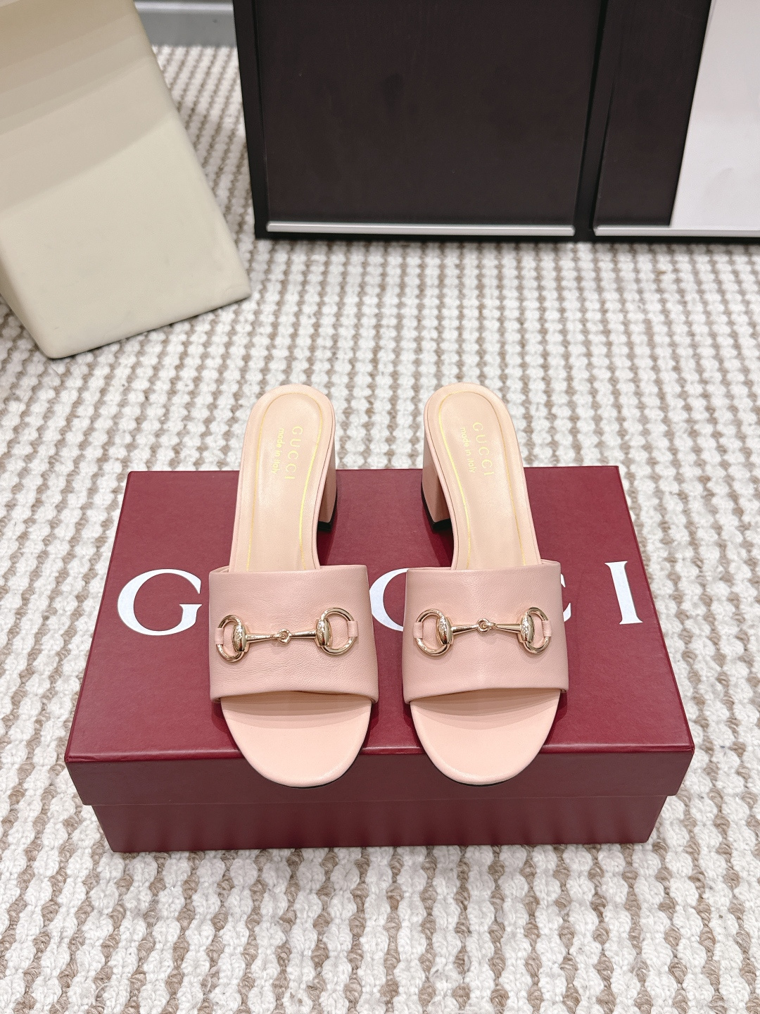 Женские босоножки Gucci с металлической пряжкой