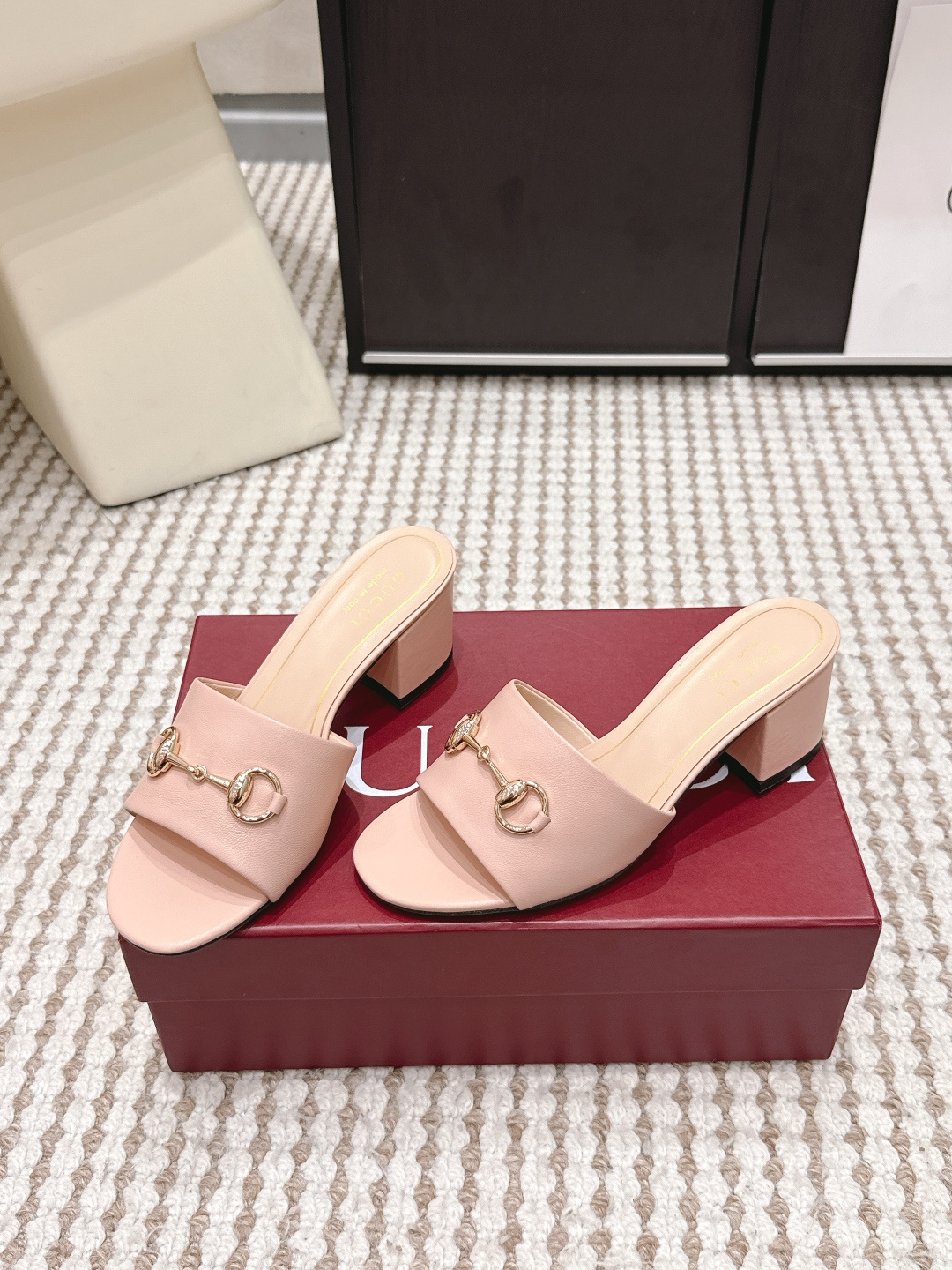 Женские босоножки Gucci с металлической пряжкой