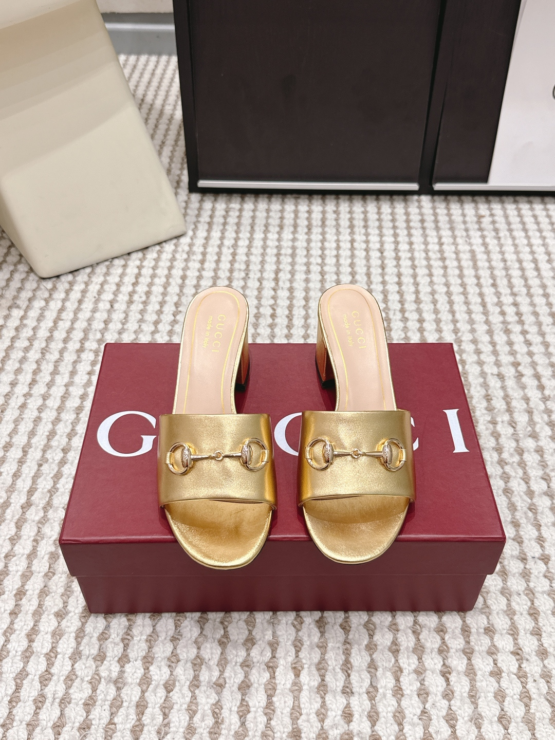 NO:758407,Purchasing-grade Gucci 2026 spring and summer new style GG metal buckle flat high-heeled slippers Gucci GG metal buckle slippers, black suede + gold double G metal buckle, simple and highly recognizable. Strap-flop design, thick heel structure, very comfortable for daily wear or leisure. The sole is wear-resistant rubber, with perfect anti-slip power, which can be easily used for commuting and vacation~  Retro style, versatile skirts and jeans, easily enhance your look, it is a practical and fashionable fashion item!  Size 35-39 (40.41.42 Customized items are non-refundable), slippers, gucci, gucci, slippers, skirts, jeans19860909代购级 Gucci古驰 2026春夏新款 GG金属扣 平底 高跟拖鞋 Gucci GG金属扣拖鞋,黑色绒面+金色双G金属扣,简约又超有辨识度 一字拖设计,粗跟结构,日常外穿或休闲都很舒适.鞋底是耐磨橡胶,防滑力满分,通勤、度假都能轻松驾驭～ 复古风格,百搭裙装、牛仔裤,轻松提升造型感,是实用又时髦的时尚单品！ Size 35-39（40.41.42定做不退换）,拖鞋,gucci,gucci,slippers,skirts,jeans,Women's Shoes