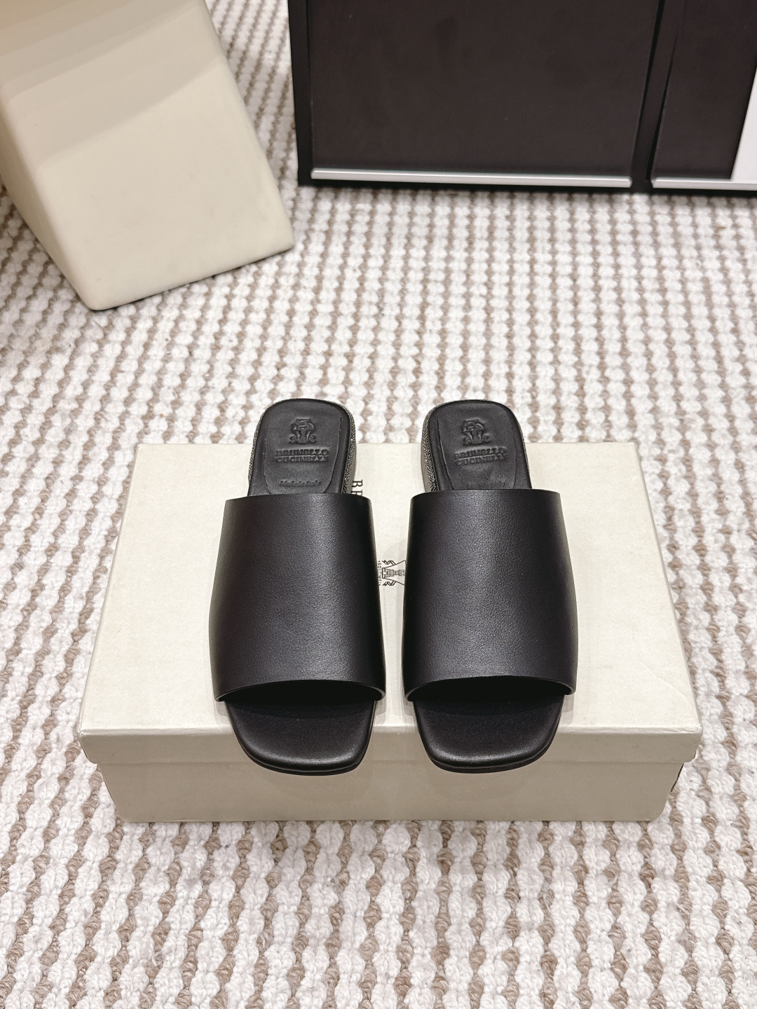 NO:759780,Purchasing agent Brunello Cucinelli BC 26 new series flat slippers. This sandal slipper style is classic and will never go out of style!  The personalized logo and unique water ripple groove design on the outsole make it instantly luxurious!  Wear it so you don’t have to change your shoes this summer!  Upper imported suede, imported cowhide, comfortable and breathable cowhide lining cashmere pad, outsole Italian leather outsole injection molding Size#35-41 (40 41 custom-made, non-refundable), slippers, brunello cucinelli, slippers, cowhide, chamois leather, Leather soles19860909代购级 Brunello Cucinelli BC 26新款系列 平底 拖鞋 此款凉拖鞋鞋型堪称经典,永不过时！ 外底上的个性logo和独特的水波纹凹槽设计,奢华度瞬间爆棚！带上它这个夏天就不用再换鞋了！ 鞋面进口麂皮 进口牛皮 内里舒适透气牛皮里羊绒垫 大底意大利真皮大底注塑 Size#35-41（40 41 订做不退换）,拖鞋,brunello cucinelli,slippers,cowhide,chamois leather,Leather soles,Women's Shoes