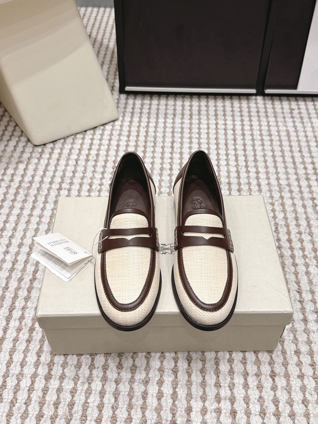 NO:759773,Purchasing agent Brunello Cucinelli 25ss new spring and summer woven half-flop loafers BC is a well-known Italian brand, minimalist style, handmade bead chain accessories!  Retro and high-end!  Simple and elegant, it is a very attractive style!  The king of advanced jokers, completely irresistible!  The feet feel very good and comfortable!  It looks ordinary, but looks slim and handsome!  Not limited to any occasion, daily work, fashionable and capable!  No matter it is paired with skirts, trousers, or windbreakers, it is very versatile!  Super eye-catching!  Suitable for spring, summer, autumn and winter all year round. The original one-to-one fabric is custom-woven. The lining is original Italian custom-made sheepskin. The lining is original Italian custom-made sheepskin. The lining is metal sheepskin foot pads. The outsole is made of Italian genuine leather. The accessories are original mold-made custom bead chains. The level of luxury is the same as that of clothing. Size#35-41 (40 41 custom-made, non-refundable), loafers, brunello cucinelli, loafers, skirts, sheepskin, Leather soles19860909代购级 Brunello Cucinelli 25ss 春夏新款 编织半拖 乐福鞋 BC是意大利知名品牌,极简主义风格,纯手工串联珠链配饰！复古又高级！简约又大气,属于非常耐看的款式！ 高级百搭之王,完全没有抵抗力！脚感很好很舒服！看起来平平无奇,穿起来又瘦又帅！ 不局限任何场合,日常工作、时尚又干练！不管搭配 裙装、裤装、风衣大衣、都非常百搭！超级耐看！一年四季春夏秋冬皆适宜. 面料原版一比一定制编织 内里原版意大利定制羊皮 原版开模编制 内里,金属羊皮垫脚 大底意大利真皮大底注塑 配饰原版开模定制珠链,奢侈程度和服装无区别. Size#35-41（40 41 定做不退换）,乐福鞋,brunello cucinelli,loafers,skirts,sheepskin,Leather soles,Women's Shoes