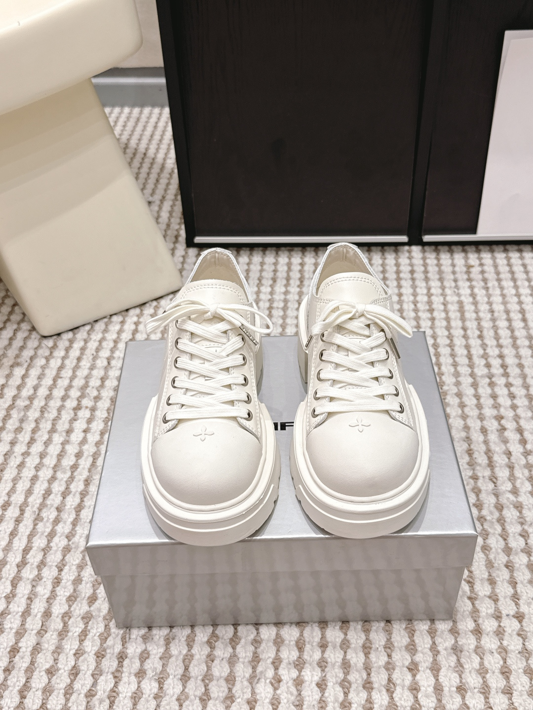 NO:759765,Purchasing agent level SMFK (Tide) 2026 vs. the latest spring and summer thick-soled popular casual shoes. Versatile minimalist style national trend. The new shoes inherit the popular elements of many brands and are bound to be popular - casual shoes have endless matching possibilities. They can be worn with narrow-leg jeans or miniskirts, and can also be worn with printed dresses to create a layered look.  The item is made of soft pure leather and is equipped with a comfortable thick heel of moderate height. The details also ensure that it is secure and not easy to shift, creating a loose and lazy style... Size 35-39 (customized for 40, non-refundable), casual shoes/sports shoes, sneakers, skirts, jeans19860909代购级 SMFK(Tide)2026vs春夏最新 厚底 爆款 休闲鞋 百搭的极简风国潮,新作继承了诸多品牌制胜的流行元素,势必大热 ——休闲鞋拥有无尽的搭配可能,它可与窄腿牛仔裤或迷你裙同穿,也能与印花连衣裙打造叠穿造型 单品采用柔软纯皮而成,配有高度适中的舒适粗跟,细节还确保穿着稳妥不易移位,营造松垮慵懒风…… Size 35-39（40定做不退换）,休闲鞋/运动鞋,sneakers,skirts,jeans,Women's Shoes