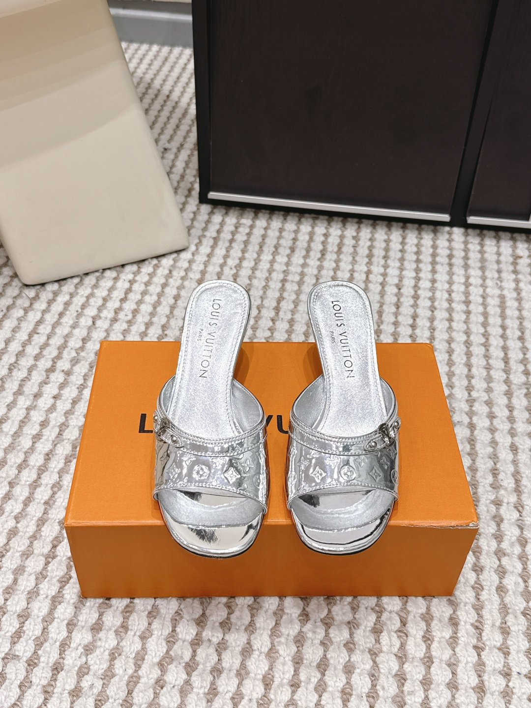 NO:759759,Purchasing agent Louis Vuitton 2026 spring and summer new high-heeled slippers LV silver mule shoes, metallic luster leather + classic Monogram pattern, full of luxury!  The open-toe design + stiletto heel is elegant and comfortable, perfect for spring and summer wear~ The insole is soft and can be easily used in daily or formal occasions. Exquisite craftsmanship + brand recognition, a must-have for fashionistas!  Heel height 5.5cm Size 35-39 (40.41.42 custom-made, non-refundable), high heels and slippers, louis vuitton, louis vuitton, louis vuitton, high heels, slippers19860909代购级 Louis Vuitton 路易威登 2026春夏新款 高跟 拖鞋 LV银色穆勒鞋,金属光泽皮革+经典Monogram花纹,奢华感满满！露趾设计+细跟,优雅又舒适,春夏穿搭超适合～ 鞋垫柔软,日常或正式场合都能轻松驾驭.精致工艺+品牌辨识度,时髦精必入！ 跟高5.5cm Size 35-39（40.41.42定做不退换）,高跟鞋拖鞋,louis vuitton,louis vuitton,louis vuitton,high heels,slippers,Women's Shoes