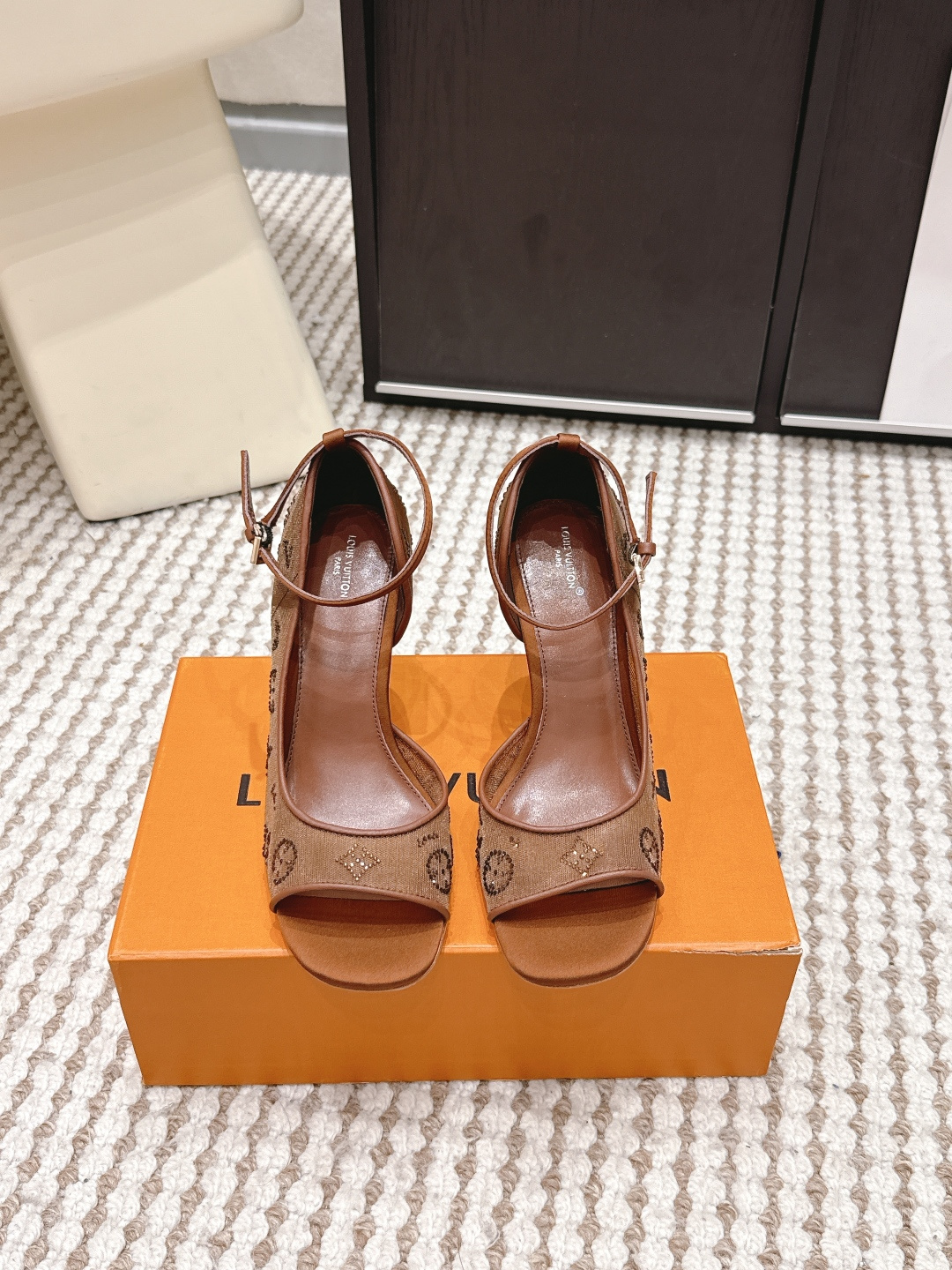NO:759755,Purchasing agent Louis Vuitton 2026 spring and summer new high heels, fish mouth sandals, LV white high heels, classic Monogram presbyopia pattern, high-quality leather material, smooth and delicate upper, high brand recognition. Open toe + stiletto heel design, elegant and long legs, ankle straps are more stable. It can be easily controlled for daily commuting and formal occasions, and it looks great with skirts or suits. It has a perfect sense of exquisite fashion!  Heel height 8.5cm Size 35-39 (40.41.42 custom-made, non-refundable), high heels and sandals, louis vuitton, louis vuitton, louis vuitton, sandals, high heels, skirts, business suit19860909代购级 Louis Vuitton路易威登 2026春夏新款 高跟 鱼嘴 凉鞋 LV白色高跟鞋,经典Monogram老花图案,优质皮革材质,鞋面光滑细腻,品牌辨识度超高 露趾+细高跟设计,优雅又显腿长,脚踝绑带更稳固.日常通勤、正式场合都能轻松驾驭,搭配裙装或西装都很出彩,精致时尚感满分！ 跟高 8.5cm Size 35-39（40.41.42定做不退换）,高跟鞋凉鞋,louis vuitton,louis vuitton,louis vuitton,sandals,high heels,skirts,business suit,Women's Shoes