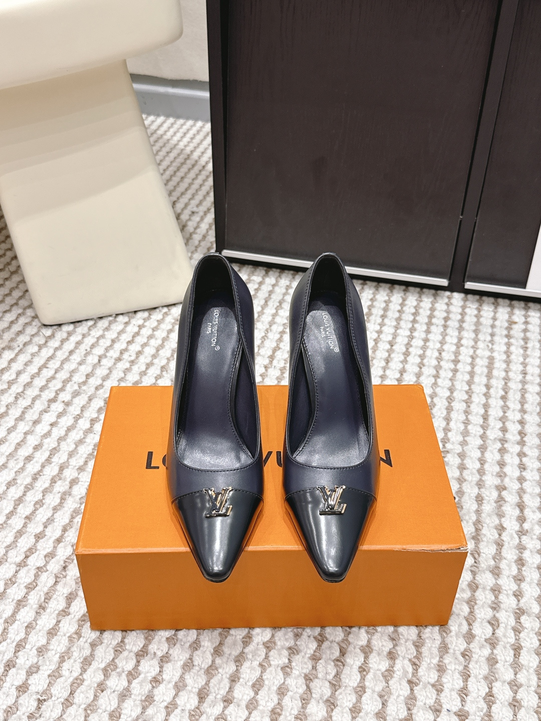 NO:759749,Purchasing agent Louis Vuitton 2026 spring and summer new style pointed toe flat high heels single shoes Louis Vuitton pointed toe high heels, classic patent leather + metal logo, highly recognizable!  The pointed toe design elongates the leg line, showing elegance and elegance. The soft leather lining makes it comfortable to wear and is suitable for long commutes or formal occasions. The black color is versatile and can be easily worn in skirts and trousers. It can be worn in the workplace and at banquets. It is a practical and fashionable fashion item. Heel height 5.5cm 9.5cm Size 35-39 (40.41.42 custom-made, non-refundable), high-heeled shoes, louis vuitton, louis vuitton, high  heels,skirts19860909代购级 Louis Vuitton路易威登 2026春夏新款 尖头 平底 高跟鞋 单鞋 Louis Vuitton路易威登尖头高跟鞋,经典漆皮+金属Logo,辨识度超高！尖头设计拉长腿部线条,优雅又显气质. 内里柔软皮革,穿着舒适,适合长时间通勤或正式场合.黑色百搭,裙装裤装都能轻松驾驭,职场、宴会都能hold住,是实用又时髦的时尚单品 跟高 5.5cm 9.5cm Size 35-39（40.41.42定做不退换）,高跟鞋单鞋,louis vuitton,louis vuitton,high heels,skirts,Women's Shoes