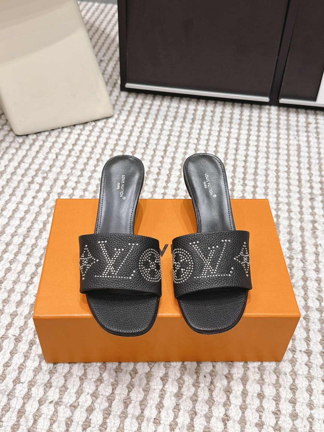 Женские черные кожаные шлепанцы с кристаллами Louis Vuitton