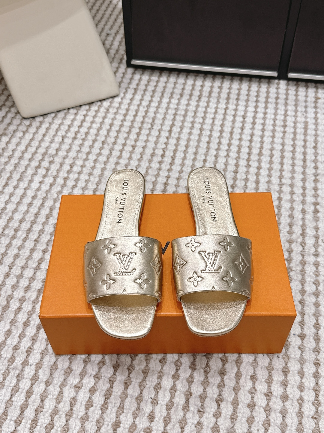 Женские слайды Louis Vuitton с логотипом
