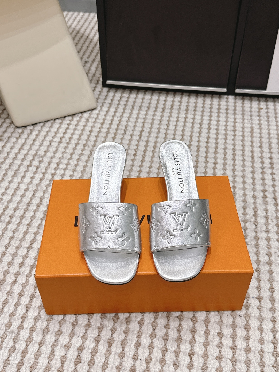 NO:759744,Purchasing-grade LV Isola 2026 spring and summer new model, flat bottom, thick heel, flip flops, sandals, LV Isola black sandals, simple and elegant, with classic 'LV' metal logo on the upper, full of brand feel. Flat bottom design, light and comfortable, suitable for summer daily or holiday wear. The black color is versatile and can easily hold various styles, whether casual or holiday style.  The soles are non-slip and are suitable for beach and outdoor use. They are practical and fashionable and are a must-have item for summer travel!  Heel height 5.5cm Size 35-39 (40.41.42 customized, non-returnable), slippers, louis vuitton, slippers19860909代购级 LV Isola 2026春夏新款 平底 粗跟 一字拖 凉拖鞋 LV Isola黑色凉拖鞋,简约大方,鞋面有经典“LV”金属标志,品牌感满满 平底设计,轻便舒适,适合夏季日常或度假穿搭.黑色百搭,轻松hold住各种风格,无论休闲还是度假风都能轻松驾驭. 鞋底防滑,沙滩、户外都OK,实用又时髦,是夏季出行必备单品！ 跟高 5.5cm Size 35-39（40.41.42定做不退换）,拖鞋,louis vuitton,slippers,Women's Shoes