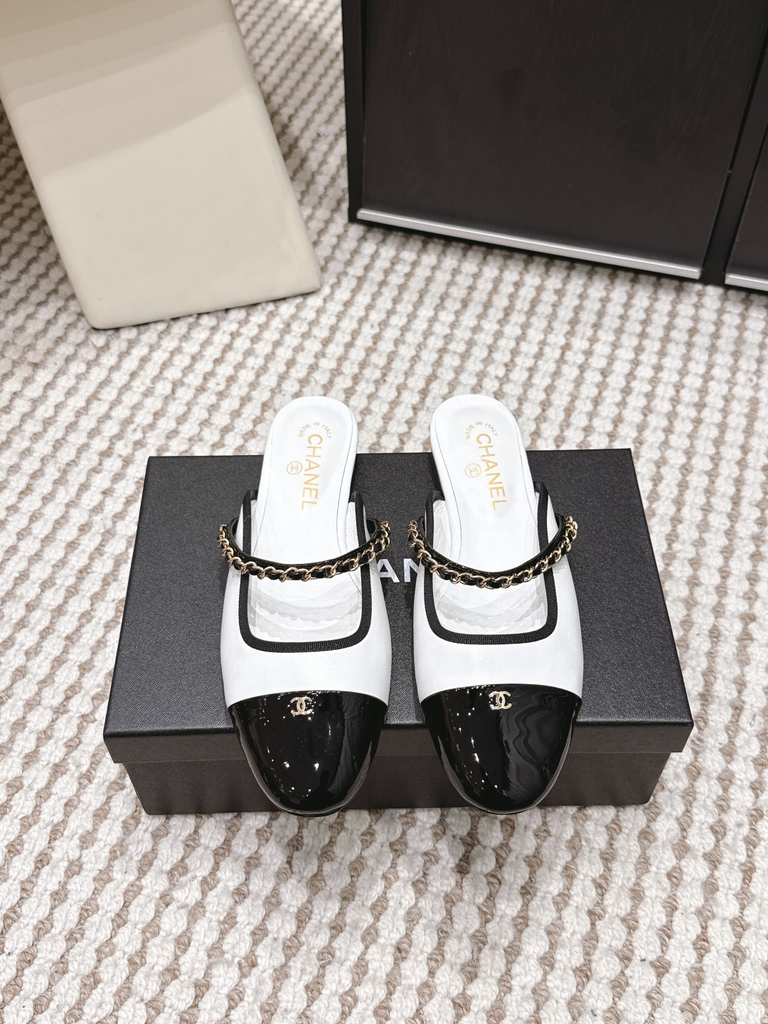 NO:759737,Purchasing agent Chane*26ss new model for early spring, flat bottom, empty back, chain, Mule slippers, laceless slip-on design, smooth and simple lines, both elegant and practical. Made of delicate fabrics such as lambskin and suede, soft and skin-friendly, breathable and durable. The upper has neat stitching, delicate edge processing, and the sole fits the contour of the foot, reflecting the brand's control of details.  The front of the shoe is embossed or embellished with the metal Double C logo, which is the core expression of brand recognition. It includes suede, glossy patent leather and other materials, and provides nude, black, gray and other low-saturated colors to suit different styles. Size 35-39 (40.41 size customization is non-refundable), half drag, chanel, slippers, sheepskin19860909代购级 Chane*26ss早春新款 平底 后空 链条 穆勒拖鞋 无鞋带的套脚设计,线条流畅简约,兼具优雅气质与实用性.采用小羊皮、反绒皮等细腻面料,触感柔软亲肤,兼具透气性与耐穿性.鞋面缝线工整,边缘处理细腻,鞋底贴合足部轮廓,体现品牌对细节的把控. 鞋身正面压印或点缀金属双C标识,是品牌辨识度的核心体现.包含反绒皮、亮面漆皮等材质,提供裸色、黑色、灰色等低饱和色系,适配不同穿搭风格. size35-39（40.41码定制不退换）,半拖,chanel,slippers,sheepskin,Women's Shoes