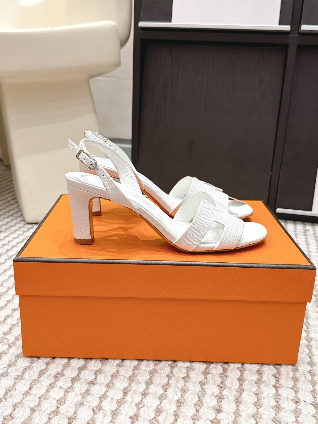 Женские босоножки Hermes Eclair белые с H-ремнем Hermès