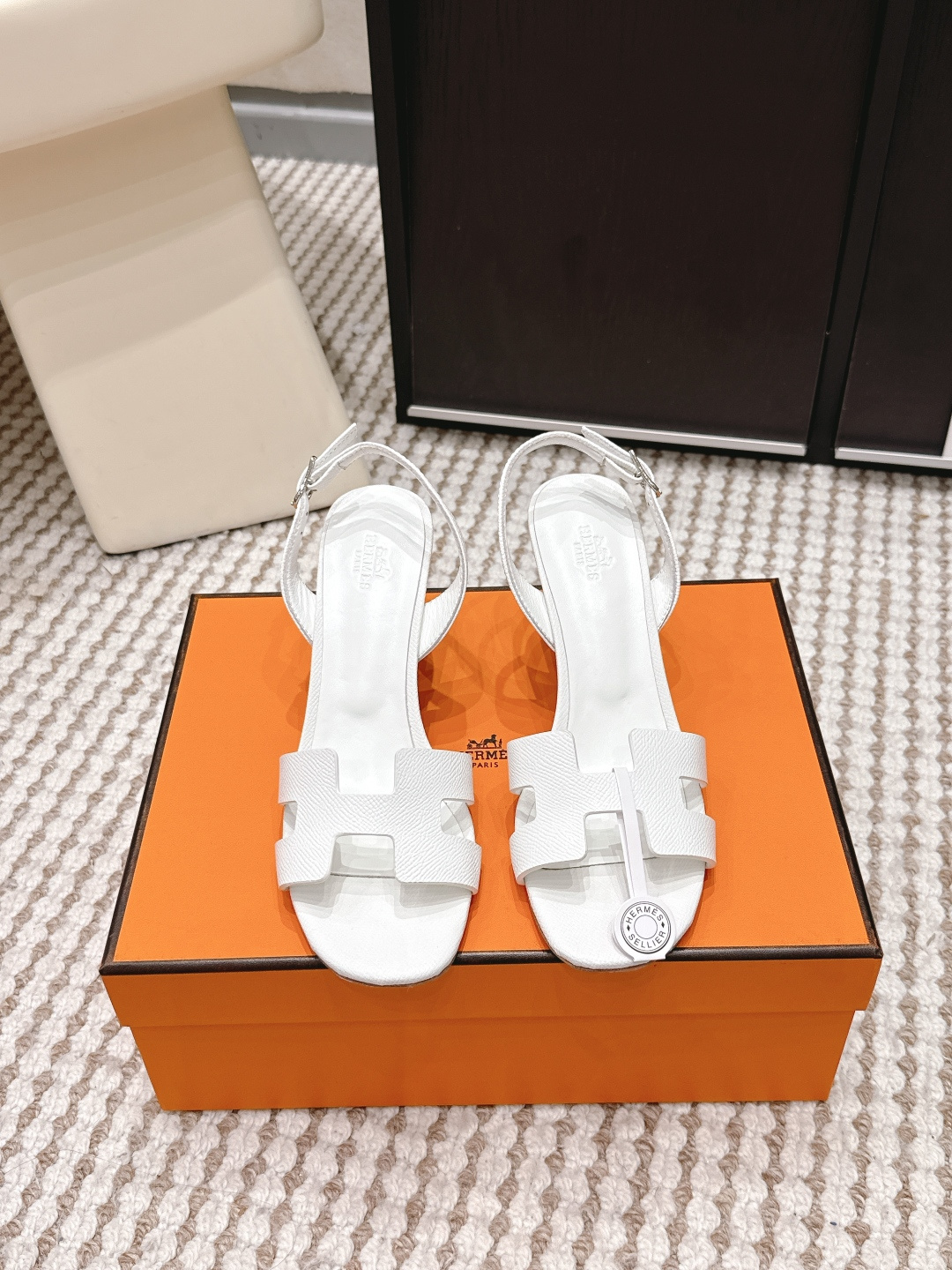 NO:759723,Purchasing agent Hermes 2026 spring and summer new a Eclair H-shaped high-heeled sandals. This Hermes... a Eclair 2026 new color hot-selling series, originally developed genuine leather H-shaped high-heeled sandals, made of high-quality genuine leather. The upper is simple and generous, breathable and comfortable.  Black is versatile, can be matched with skirts and trousers, low-key and elegant, suitable for sisters who like texture and practicality!  Heel height 7cm Size 35-39 (40.41.42 custom-made, non-refundable), high heels and sandals, hermes, hermes, sandals, high heels, skirts19860909代购级 Hermes爱马仕2026春夏新款 a Eclair H型 高跟 凉鞋 这款Hermes... a Eclair 2026新色爆款系列,原版开发真皮H型高跟凉鞋,采用优质真皮,鞋面简约大方,透气又舒适. H型鞋带设计修饰脚型,粗跟中跟结构,走路稳又显气质,通勤或正式场合都能轻松驾驭. 黑色百搭,裙装裤装随心搭配,低调优雅,适合喜欢质感和实用的姐妹们！ 跟高 7cm Size 35-39（40.41.42定做不退换）,高跟鞋凉鞋,hermes,hermes,sandals,high heels,skirts,Women's Shoes