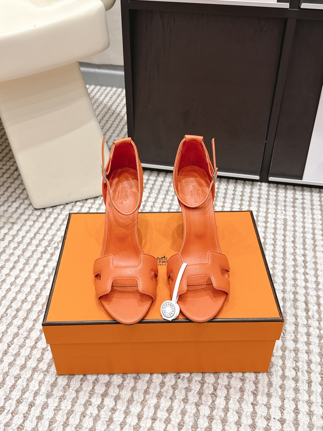 NO:759730,Purchasing agent Hermes 2026 spring and summer new a Eclair H-shaped high-heeled sandals. This Hermes... a Eclair 2026 new color hot-selling series, originally developed genuine leather H-shaped high-heeled sandals, made of high-quality genuine leather. The upper is simple and generous, breathable and comfortable.  Black is versatile, can be matched with skirts and trousers, low-key and elegant, suitable for sisters who like texture and practicality!  Heel height 7cm 9cm 10.5cm Size 35-39 (40.41.42 custom-made, non-returnable), high heels and sandals, hermes, hermes, sandals, high heels, skirts19860909代购级 Hermes爱马仕2026春夏新款 a Eclair H型 高跟 凉鞋 这款Hermes... a Eclair 2026新色爆款系列,原版开发真皮H型高跟凉鞋,采用优质真皮,鞋面简约大方,透气又舒适. H型鞋带设计修饰脚型,粗跟中跟结构,走路稳又显气质,通勤或正式场合都能轻松驾驭. 黑色百搭,裙装裤装随心搭配,低调优雅,适合喜欢质感和实用的姐妹们！ 跟高 7cm 9cm 10.5cm Size 35-39（40.41.42定做不退换）,高跟鞋凉鞋,hermes,hermes,sandals,high heels,skirts,Women's Shoes