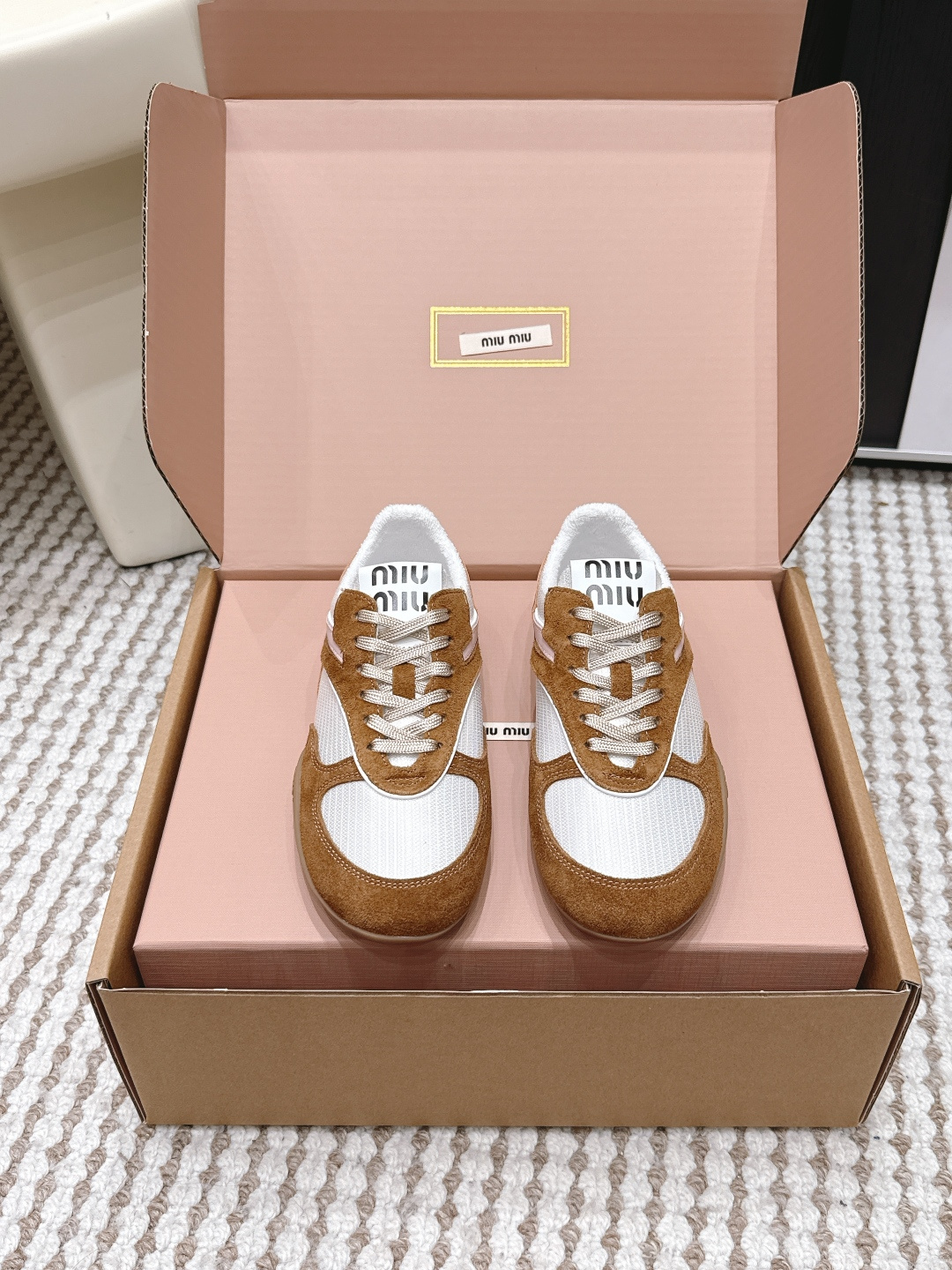 NO:759735,Purchasing agent grade (official website sync box packaging) Miu Miu 2026 spring and summer new style flat-soled lace-up mesh moral training shoes Miu Miu 2026 early spring series mesh moral training shoes, black mesh + nubuck leather splicing, breathable and textured, terry cloth lining, sheepskin insoles, super comfortable to wear. Rubber outsole is wear-resistant and shock-absorbing, OK for daily commuting and leisure!  Simple and versatile, sizes are optional, light and easy to wear, easy to handle for outings and commuting in spring and summer ~ Size 35-39 (40 custom made, non-refundable), casual shoes/sports shoes, miumiu, sneakers, sheepskin19860909代购级（官网同步盒包装） Miu Miu谬谬 2026春夏新款 平底 系带 网面德训鞋 Miu Miu 2026早春系列网面德训鞋,黑色网布+磨砂皮拼接,透气又有质感 内里毛巾布,羊皮鞋垫,穿着超舒适.橡胶大底耐磨减震,日常通勤、休闲都OK！简约百搭,码可选,轻便不挑衣服,春夏踏青、通勤都能轻松驾驭～ Size 35-39（40订做不退换）,休闲鞋/运动鞋,miumiu,sneakers,sheepskin,Women's Shoes