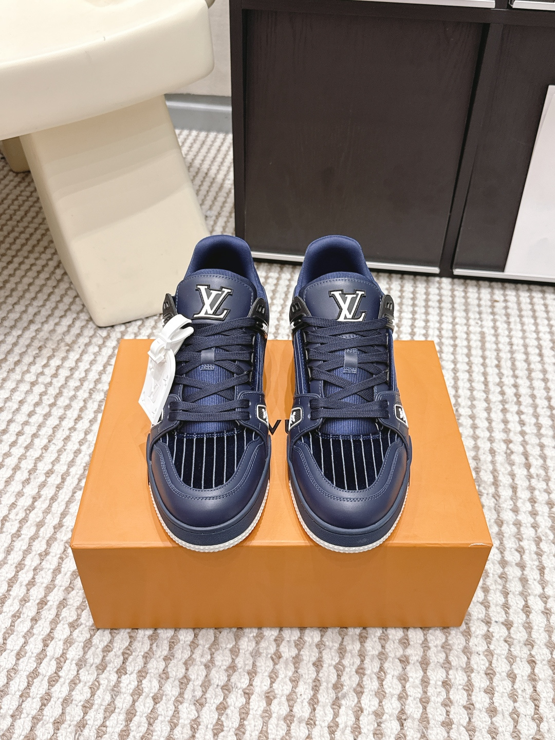 NO:759717,Purchasing-grade Louis Vuitton 26ss is a hot item from Lvjia!  Trainer sneakers are a must buy for everyone, you will never regret it!  Super versatile and high-end!  It goes well with any kind of clothes. The most important thing is that it is very attractive. The manufacturing process of the top OEM is very strict!  The materials are all top-grade cowhide customized from overseas, and the texture of the leather is the same as the original. It is super high-end, especially the texture that comes out when the shoe is bent, it has a completely ZP feel!  The outsole is also customized by our private model, with exclusive control. The entire font and concave and convex feel are difficult to distinguish between true and false. Size #Female 35-41 #Male 38-47 (Female 40 41 Male 45 46 47 is customized and non-returnable), casual shoes/sports shoes, louis vuitton, louis vuitton, louis vuitton, sneakers, cowhide19860909代购级 Louis Vuitton 26ss 驴家的爆款！trainer板鞋,每个人都必须入的款,绝不后悔！ 超级百搭高级！什么衣服都好搭.最主要是超耐看的. 顶级代工厂制程超严格！材料都是海外定制的顶级牛皮,皮纹质感都是原版的感觉 超高级,特别是鞋子折弯的时候出来的纹路,完完全全就是zp的感觉！ 大底也是我们私模定制的,独家把控,整个字体和凹凸感,真假难辨. Size#女35-41 #男38-47（女40 41 男45 46 47定做不退换）,休闲鞋/运动鞋,louis vuitton,louis vuitton,louis vuitton,sneakers,cowhide,Women's Shoes