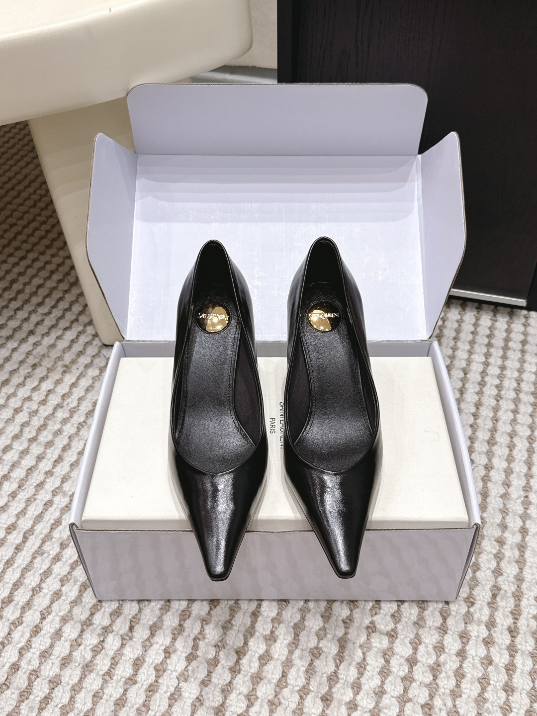 NO:759722,Purchasing agent level (official website sync box packaging) YSL Yves Saint Laurent SAINT LAURENT 26 new shoes Yves Saint Laurent spring and summer new style Melody stiletto heels small square toe shoes It's hard not to love this... I really like it!  Sisters who know something can compare. Upper calfskin, foot pads, sheepskin, Italian genuine leather outsole, heel height 7.5cm, Size35-41 (40 41 customized, non-refundable), high-heeled shoes, saint laurent, saint laurent, saint laurent, high heels, cowhide, sheepskin, Leather soles19860909代购级（官网同步盒包装） YSL 圣罗兰 SAINT LAURENT 26新款单鞋 圣罗兰春夏新款 Melody 细跟 小方头 单鞋 很难不爱这款啊... 真的炒鸡喜欢！ 懂货的姐妹可以 对比噢. 鞋面 小牛皮 垫脚 羊皮 意大利真皮大底 跟高7.5cm Size35-41（40 41 定制不退换）,高跟鞋单鞋,saint laurent,saint laurent,saint laurent,high heels,cowhide,sheepskin,Leather soles,Women's Shoes