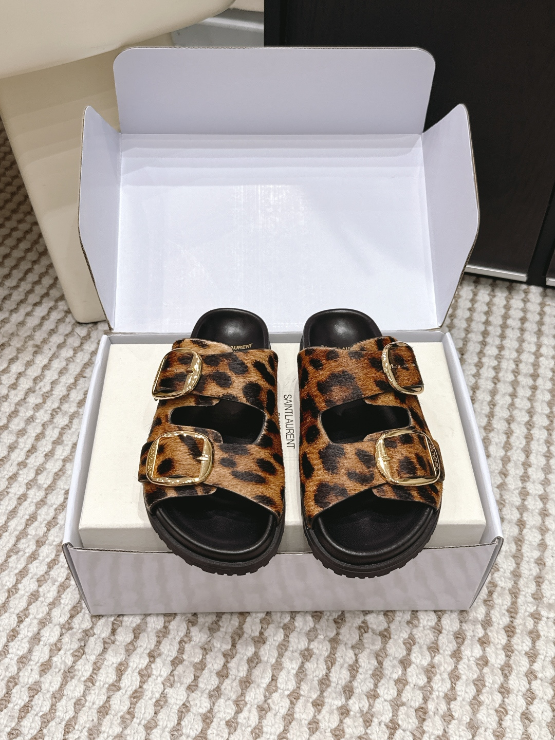 NO:759700,Purchasing agent grade (Official website sync box packaging) Saintlauren* 26ss spring and summer · ysl Saint Laurent new double-strap beach slippers. The upper adopts classic elements, with light brown bottom and shallow lines, which visually creates a sense of hierarchy. The upper straps are cross-designed, and the toes are exposed while adding a sense of retro and personality to the shape. It is a flat-soled mule slipper style with no heel design and is easy to put on and take off. The YSL brand logo is printed on the inside of the shoe, and the upper is made of imported calfskin.  The material, touch and visual texture are strong, continuing the brand's light luxury craftsmanship, with both wild fashion sense and brand recognition. Original molding material for the upper: imported calfskin, sheepskin lining, outsole, rubber outsole Size 35-39 (40 customized, non-returnable), slippers, saint laurent, saint laurent, saint laurent, slippers, cowhide, sheepskin19860909代购级（官网同步盒包装） Saintlauren* 26ss春夏·ysl圣罗兰新款 双带 沙滩拖鞋 鞋面采用经典元素,有浅棕底浅纹 视觉上形成层次感；鞋面带为交叉设计,露趾的同时增加了造型的复古与个性感.属于平底穆勒拖款式,无后跟设计,穿脱便捷； 鞋内印有YSL品牌标识,鞋面采用进口小牛皮 材质,触感与视觉肌理感强,延续了品牌轻奢的工艺水准,兼具野性时尚感与品牌辨识度. 鞋面原版开模材料 进口小牛皮 内里羊皮 大底橡胶大底 Size35-39码（40定制不退换）,拖鞋,saint laurent,saint laurent,saint laurent,slippers,cowhide,sheepskin,Women's Shoes