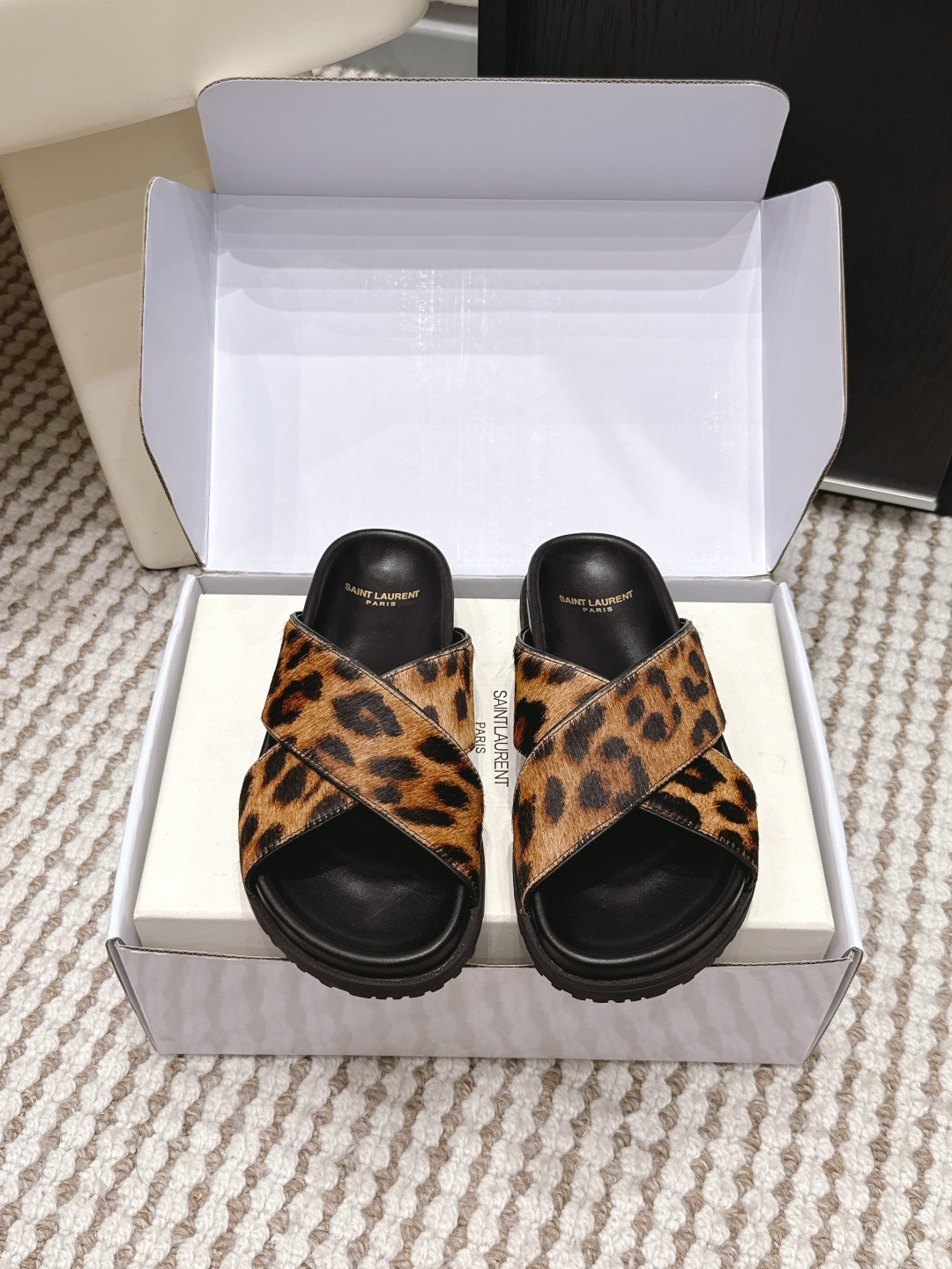 NO:759714,Purchasing agent grade (Official website sync box packaging) Saintlauren* 26ss spring and summer · YSL Saint Laurent new cross-strap thick-soled slippers. The upper adopts classic elements, with light brown bottom and shallow lines, which visually creates a sense of layering; the upper straps are cross-designed, and the toe is exposed while adding retro style and personality. It is a flat-soled mule slipper style with no heel design and is easy to put on and take off; YSL brand logo is printed on the inside of the shoe, and the upper is made of imported calfskin  The material, touch and visual texture are strong, continuing the brand's light luxury craftsmanship, with both wild fashion sense and brand recognition. Original molding material for the upper, sheepskin lining, rubber outsole, size 35-39 (40/41 customized, non-returnable), slippers, saint laurent, saint laurent, saint laurent, slippers, cowhide, sheepskin19860909代购级（官网同步盒包装） Saintlauren* 26ss春夏·ysl圣罗兰新款 交叉带厚底拖鞋 鞋面采用经典元素,有浅棕底浅纹 视觉上形成层次感；鞋面带为交叉设计,露趾的同时增加了造型的复古与个性感.属于平底穆勒拖款式,无后跟设计,穿脱便捷； 鞋内印有YSL品牌标识,鞋面采用进口小牛皮 材质,触感与视觉肌理感强,延续了品牌轻奢的工艺水准,兼具野性时尚感与品牌辨识度. 鞋面原版开模材料 内里羊皮 大底橡胶大底 size35-39码（40/41定制不退换）,拖鞋,saint laurent,saint laurent,saint laurent,slippers,cowhide,sheepskin,Women's Shoes