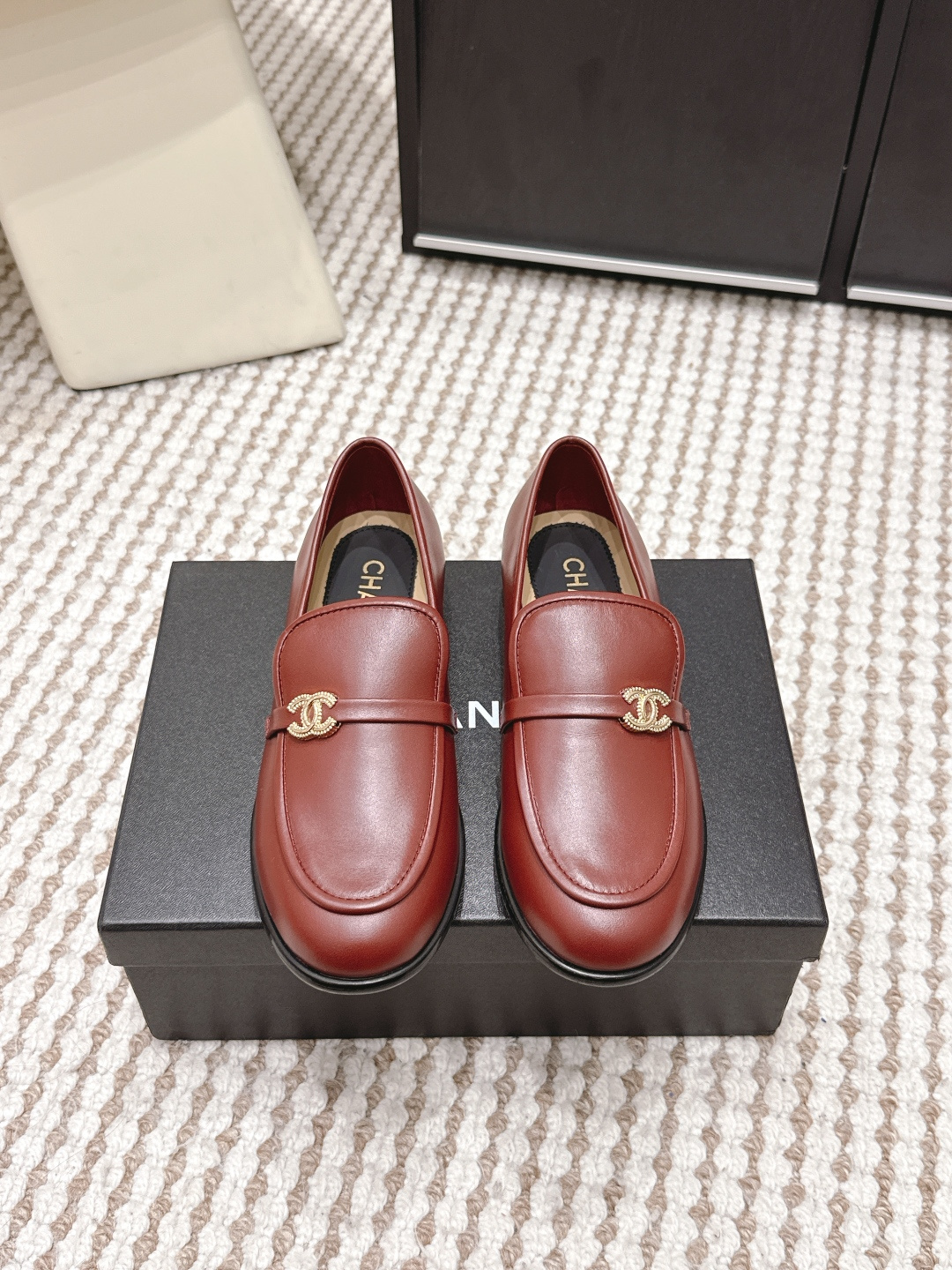 NO:761042,Purchasing-grade Chanel 26ss Xiaoxiang new style loafers must-have for spring and summer fragrances. Goddess series, with the elegant and ladylike temperament of fragrances, super attractive, irresistible, heart-beating... Imported calfskin edge beads on the upper Original molded hardware logo Mixed sheepskin lining Outsole Italian genuine leather outsole Size #35-42 (40 41  42 (customized, non-refundable), loafers, chanel, chanel, loafers, cowhide, sheepskin, Leather soles19860909代购级 Chanel 26ss 小香 新款 乐福鞋春夏香家必备爆款 女神系列,拥有香家特色优雅名媛气质,超级耐看,让人无法抗拒,心动ing…… 鞋面进口小牛皮开边珠 原版开模五金logo 内里混种羊皮 大底意大利真皮大底 Size#35-42（40 41 42定做不退换）,乐福鞋,chanel,chanel,loafers,cowhide,sheepskin,Leather soles,Women's Shoes
