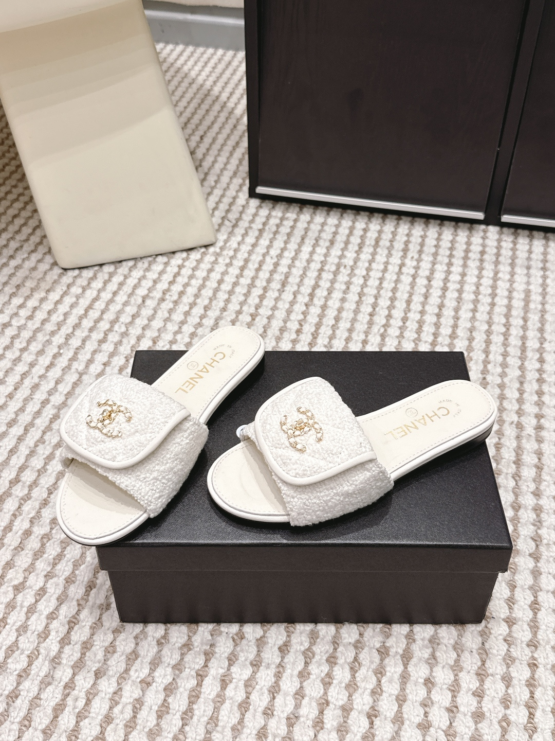 Белые шлёпанцы Chanel с металлической фурнитурой