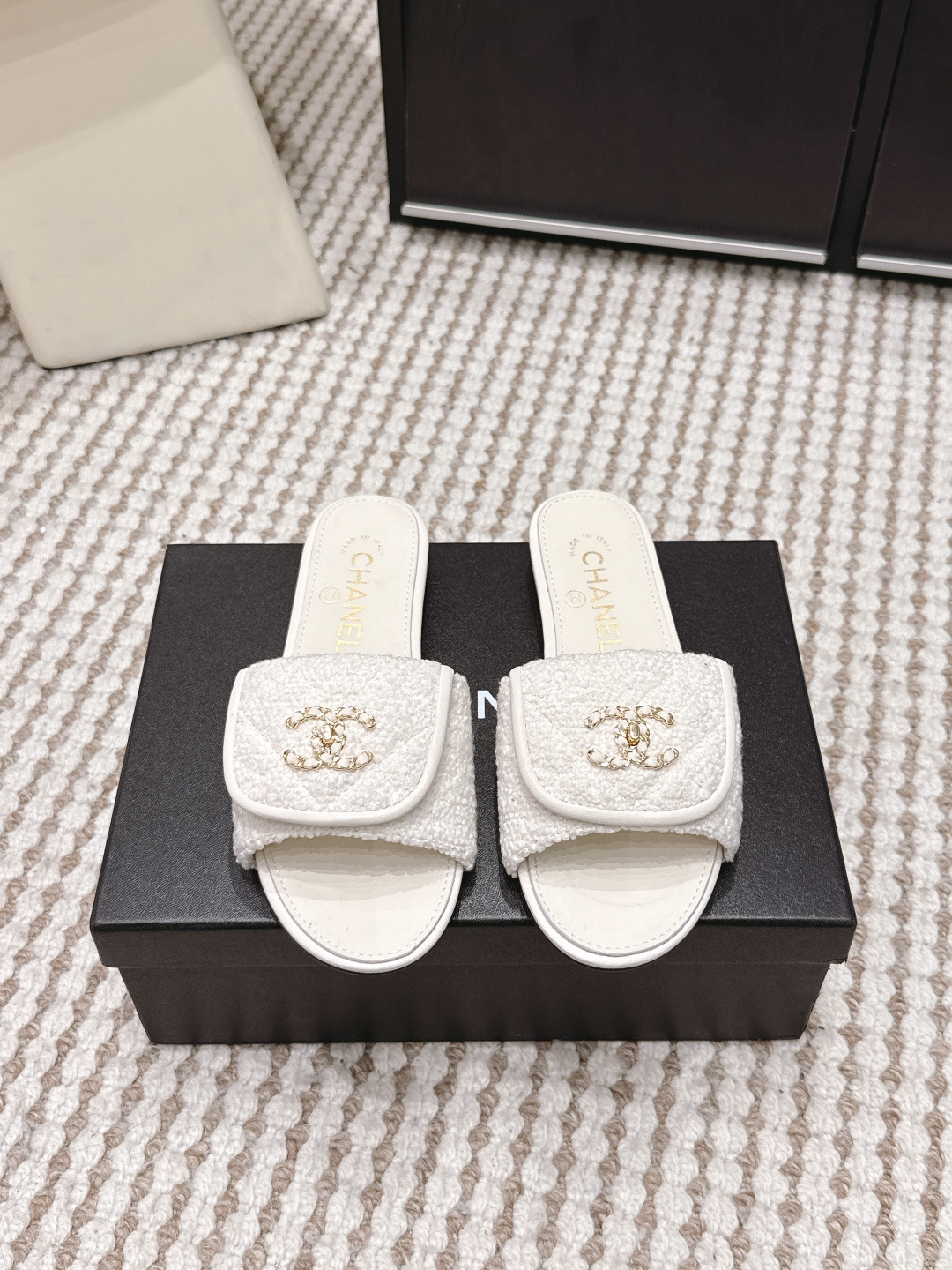 NO:761084,Purchasing agent Chanel Xiaoxiang 26ss spring and summer new holiday sheepskin lazy slippers A new design of Xiaoxiang The upper is decorated with double C hardware. It is simple and versatile and looks super beautiful no matter how you look at it. The upper is made of imported sheepskin, the lining is sheepskin, and the outsole is Italian genuine leather. Size#35-41 (40 41 is custom-made and cannot be returned or exchanged), slippers, chanel, slippers, sheepskin, Leather  soles19860909代购级 Chanel 小香 26ss 春夏新品度假 羊皮 懒人拖 小香的一款全新设计 鞋面搭配双C五金装饰 简约百搭上脚超级美的 怎么看都超美 鞋面采用进口羊皮 内里垫脚羊皮 大底意大利真皮大底 Size#35-41（40 41 订做不退换）,拖鞋,chanel,slippers,sheepskin,Leather soles,Women's Shoes