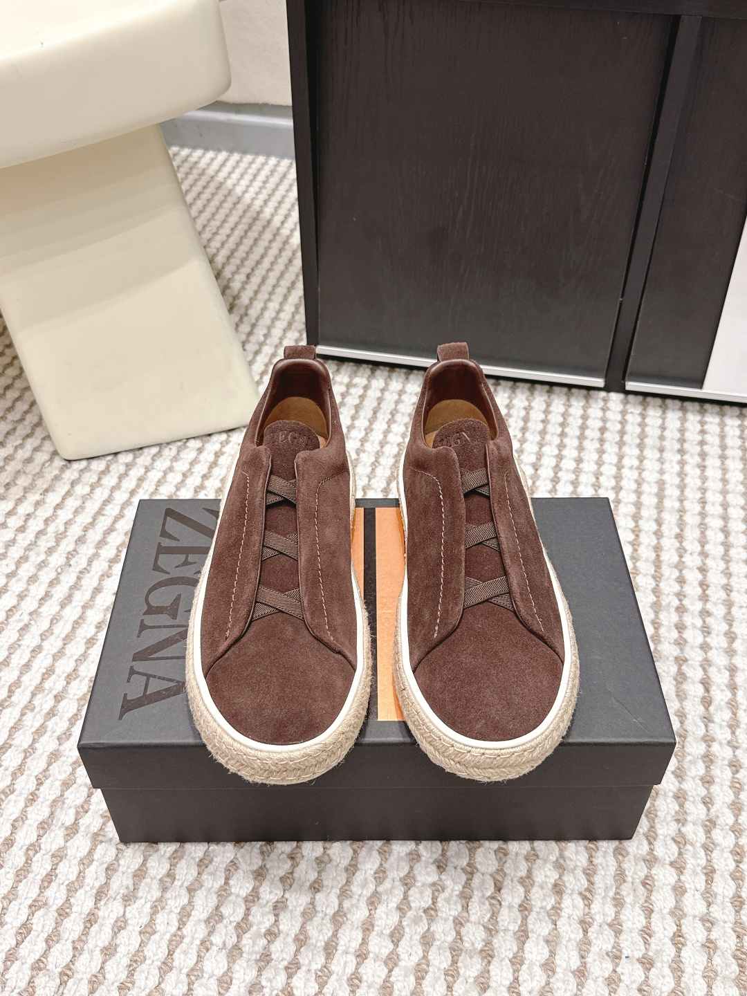 NO:761072,Purchasing agent ZEGNA Triple Stitch SECONDSKIN series men's hemp rope casual sports shoes skate shoes white shoes This Triple Stitch SECONDSKIN casual shoes are made of selected leather, giving them a more flexible feel than ever before. Zegna's iconic triple cross elastic details ensure easy wearing and taking off!  At the same time, it is reminiscent of the traditional hand-sewing process of the brand's tailored jackets, paying tribute to Zegna's exquisite craftsmanship inheritance. It uses a particularly soft and lightweight upper, with a white rubber sole. Beautifully packaged at the delivery counter. Sole thickness 3cm Size: Men's 39-45 (can be customized 46/47), casual shoes/sports shoes, zegna, sneakers, jackets & coats19860909代购级 ZEGNA 杰尼亚 Triple Stitch SECONDSKIN系列 男士 麻绳 休闲 运动鞋 滑板鞋 小白鞋 这款Triple Stitch SECONDSKIN 休闲鞋以精选皮革制成,赋予其更胜以往的灵便之感.杰尼亚标志性三重交叉松紧细节确保穿脱灵便！ 同时令人联想到品牌精裁夹克的传统手工缝制工艺,致敬杰尼亚的精湛工艺传承.采用尤为柔软的轻盈鞋面,配以白色橡胶鞋底 配送专柜精美包装 底厚 3cm Size : 男款39-45（可定制46/47）,休闲鞋/运动鞋,zegna,sneakers,jackets & coats,Women's Shoes