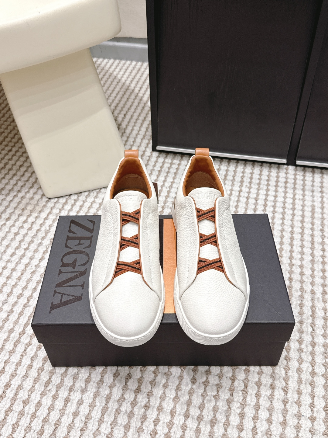 NO:761077,Purchasing agent ZEGNA Triple Stitch SECONDSKIN series men's casual sports shoes skate shoes white shoes This Triple Stitch SECONDSKIN casual shoes are made of selected leather, giving them a more flexible feel than before. Zegna's iconic triple cross elastic details ensure easy wearing and taking off!  At the same time, it is reminiscent of the traditional hand-sewing process of the brand's tailored jackets, paying tribute to Zegna's exquisite craftsmanship heritage. It uses a particularly soft and lightweight upper, with a white rubber sole, and is beautifully packaged at the delivery counter. Sole thickness 3cm Size: Men's 39-45 (can be customized 46/47), casual shoes/sports shoes, zegna, sneakers, jackets & coats19860909代购级 ZEGNA 杰尼亚 Triple Stitch SECONDSKIN系列 男士 休闲 运动鞋 滑板鞋 小白鞋 这款Triple Stitch SECONDSKIN 休闲鞋以精选皮革制成,赋予其更胜以往的灵便之感.杰尼亚标志性三重交叉松紧细节确保穿脱灵便！ 同时令人联想到品牌精裁夹克的传统手工缝制工艺,致敬杰尼亚的精湛工艺传承.采用尤为柔软的轻盈鞋面,配以白色橡胶鞋底,配送专柜精美包装 底厚 3cm Size : 男款39-45（可定制46/47）,休闲鞋/运动鞋,zegna,sneakers,jackets & coats,Women's Shoes