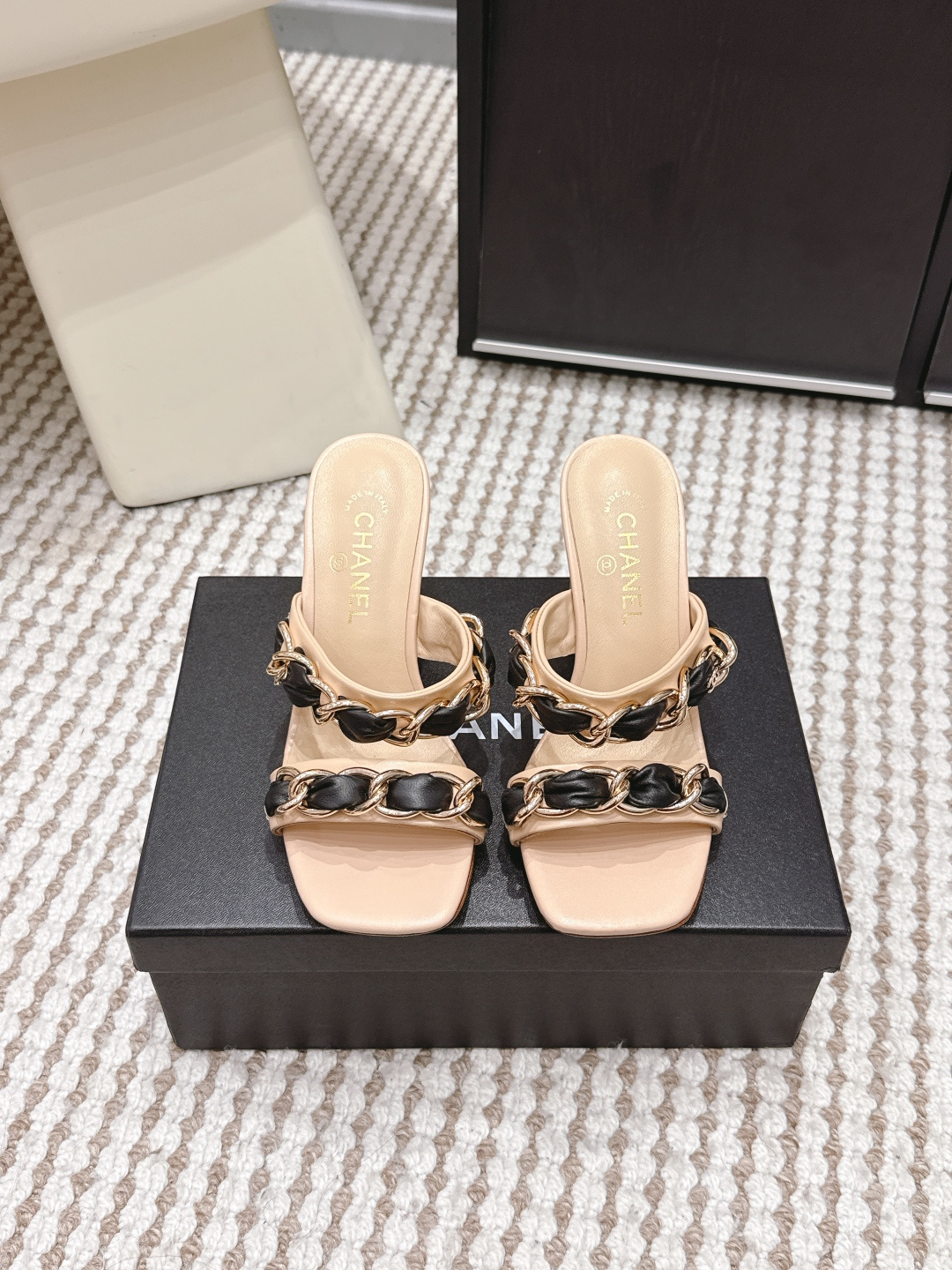 NO:761066,Purchasing agent Chanel 2026 spring and summer new style thick heel slippers. This pair of Chanel metal chain slippers is the 'top-notch' among classic styles. It adopts the iconic double-layer metal chain design, with a soft leather upper. The sole is flat or slightly thick, which is both comfortable and recognizable. Whether it is black, white, burgundy or beige, they all have a sense of luxury and are an indispensable 'finishing touch' in the spring and summer wardrobe.  It is not only suitable for daily commuting, but also can be easily used in parties, dates and other occasions. It is a truly versatile item that can be worn in many ways. Size 35-39 (40.41.42 custom-made, non-returnable), high heels and slippers, chanel, chanel, high heels, slippers19860909代购级 Chanel香奈儿 2026春夏新款 粗跟 一字拖鞋 这双Chanel金属链条拖鞋是经典款中的“顶流”,采用标志性的双层金属链条设计,搭配柔软皮革鞋面,鞋底为平底或微厚底,舒适度与辨识度兼具. 无论是黑色、白色、酒红色还是米色,都自带高级感,是春夏衣橱里不可或缺的“点睛之笔”. 它既适合日常通勤,也能轻松驾驭派对、约会等场合,是真正“一鞋多穿”的百搭单品. Size 35-39（40.41.42定做不退换）,高跟鞋拖鞋,chanel,chanel,high heels,slippers,Women's Shoes