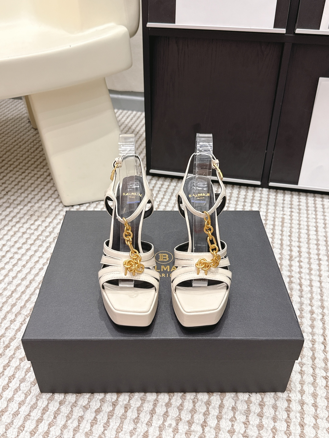 Белые женские босоножки Balmain с цепью на платформе