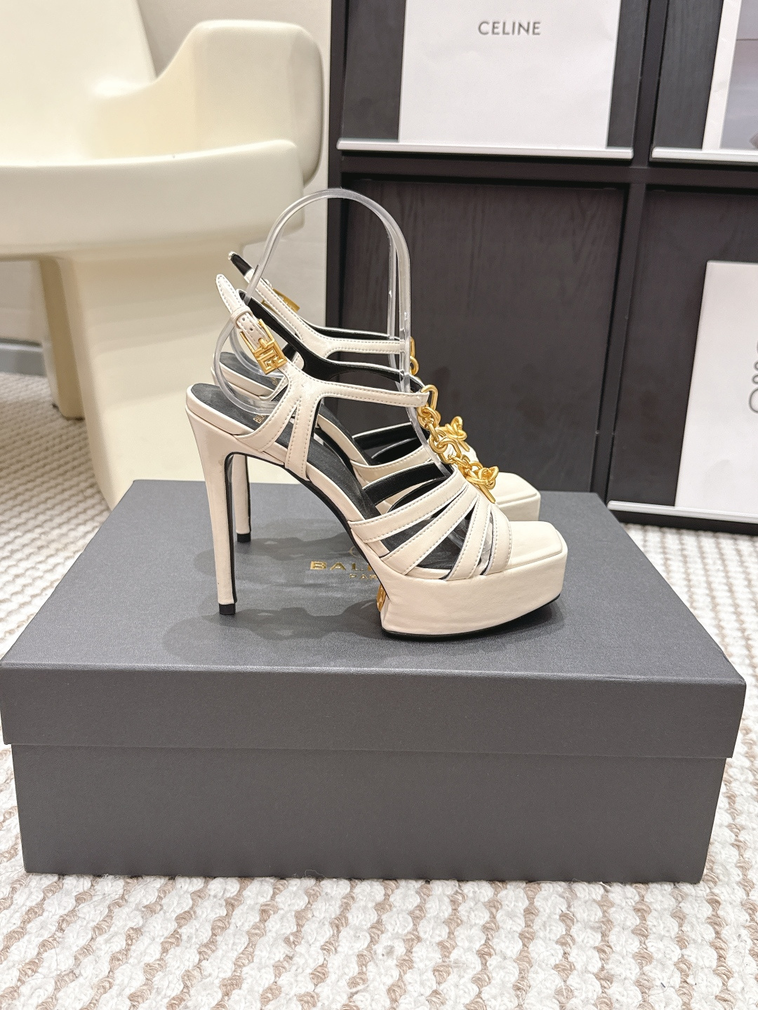 Белые женские босоножки Balmain с цепью на платформе