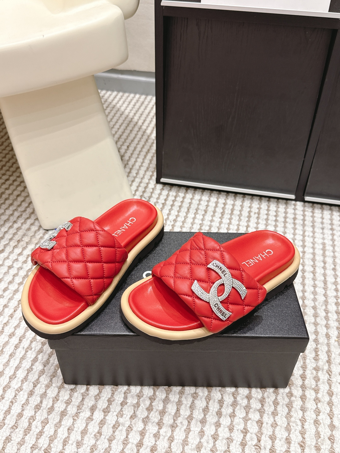 Шлёпанцы женские Chanel с декором в виде кристаллов