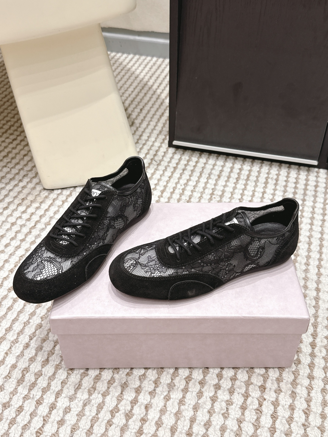 Черные женские кроссовки с кружевом и замшевыми вставками Jimmy Choo