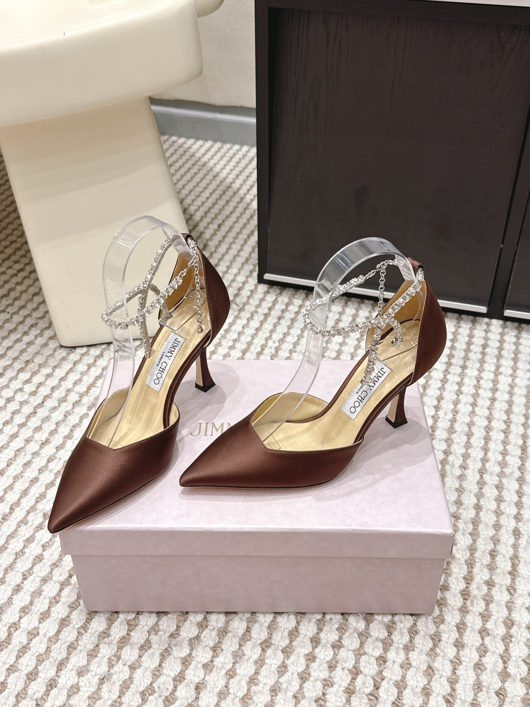 Женские туфли Jimmy Choo с заостренным носком и декоративной цепью