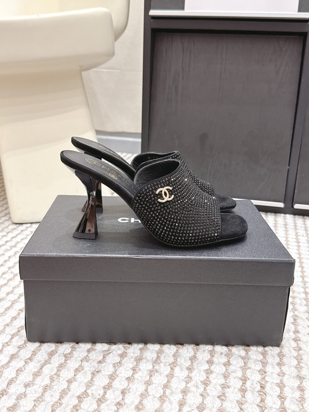 Шлепанцы Chanel черные с кристаллами