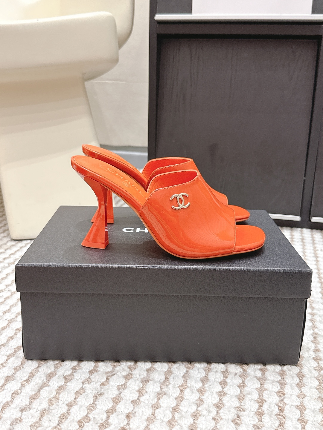 Черные лаковые босоножки Chanel