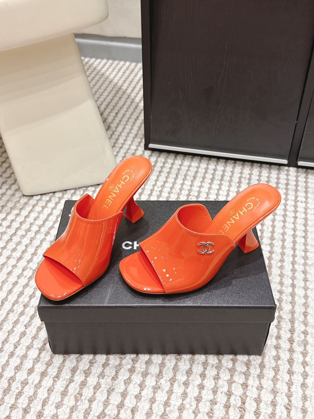 Черные лаковые босоножки Chanel