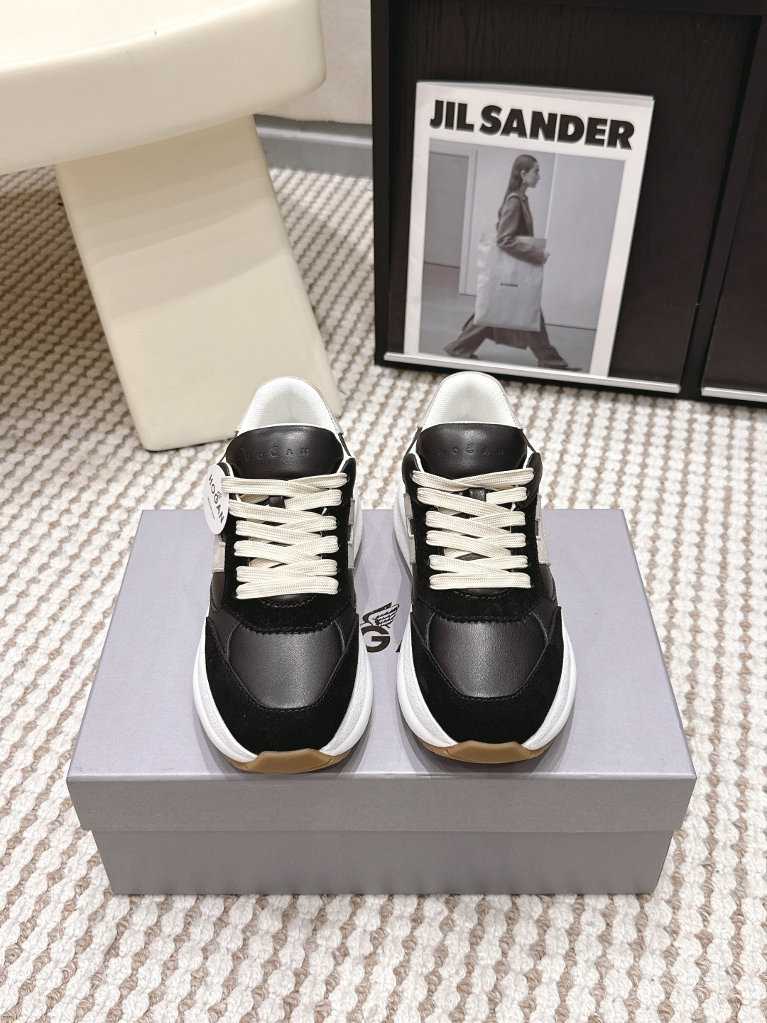 Женские кроссовки Hogan с белой подошвой