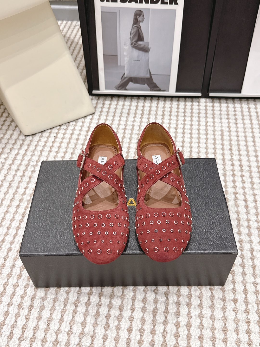 NO:787311,Purchasing agent level Alaia 26ss spring and summer new ballet shoes from Paris, pure hand-made high-end classics. Alaia has another sexy side. With different styles, different styles can be easily controlled, whether jeans, suit pants, or pleated skirts, it can upgrade your outfit to fashion, elegance and excellence. Fabric Imported suede lining Foot pads Sheepskin Original open-molded rubber outsole Size35-42 (40 41  42 (custom-made, non-refundable), ballet shoes, alaia, skirts, jeans, business suit, sheepskin, chamois leather19860909代购级 Alaia 26ss 春夏新款 芭蕾舞鞋 来自巴黎 纯手高级 经典 阿莱娅还有另外性感的一面 配上不同款式,不同风格都能轻松驾驭,无论牛仔裤,西装裤,还是百褶裙,都能将你的穿搭提升到时尚,优雅和卓越之中 面料 进口麂皮 内里 垫脚 羊皮 原版开模橡胶大底 Size35-42（40 41 42订做不退换）,芭蕾舞鞋,alaia,skirts,jeans,business suit,sheepskin,chamois leather,Women's Shoes