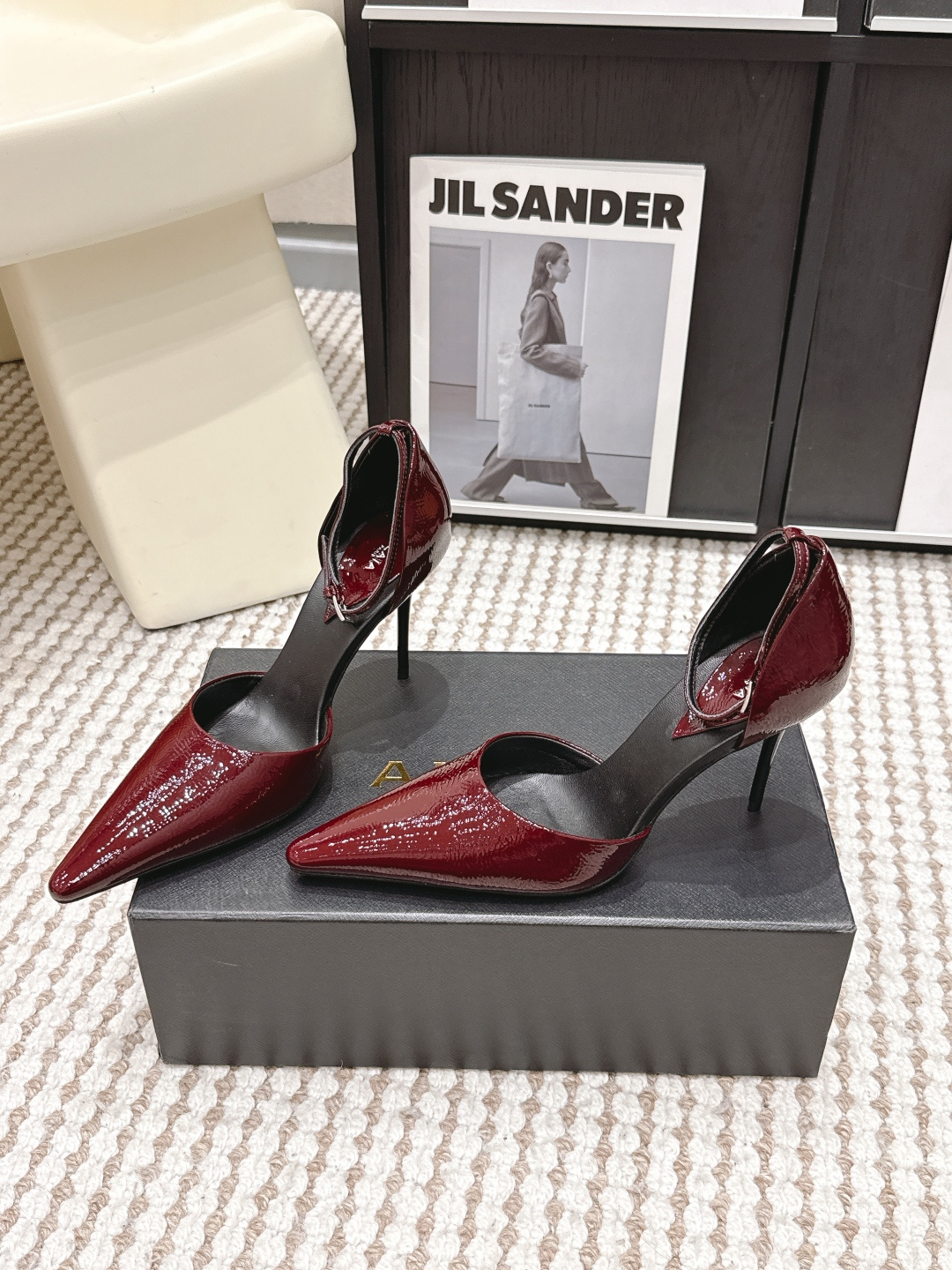 Женские босоножки на высоком каблуке, лаковая кожа Alaïa