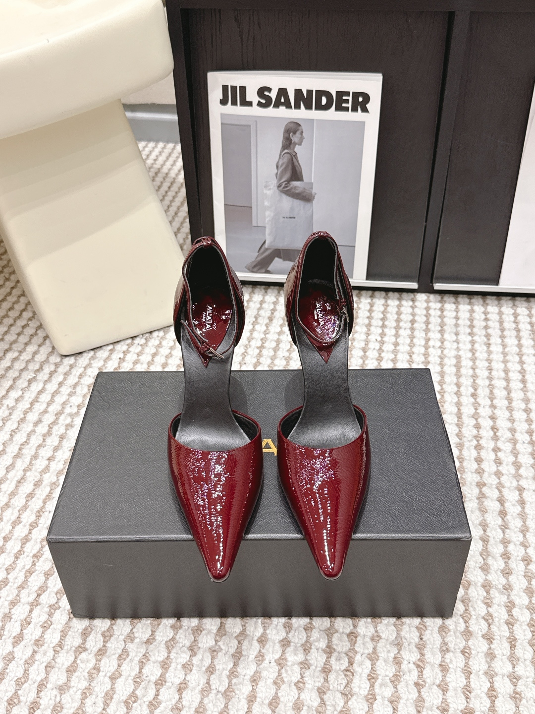 Женские босоножки на высоком каблуке, лаковая кожа Alaïa