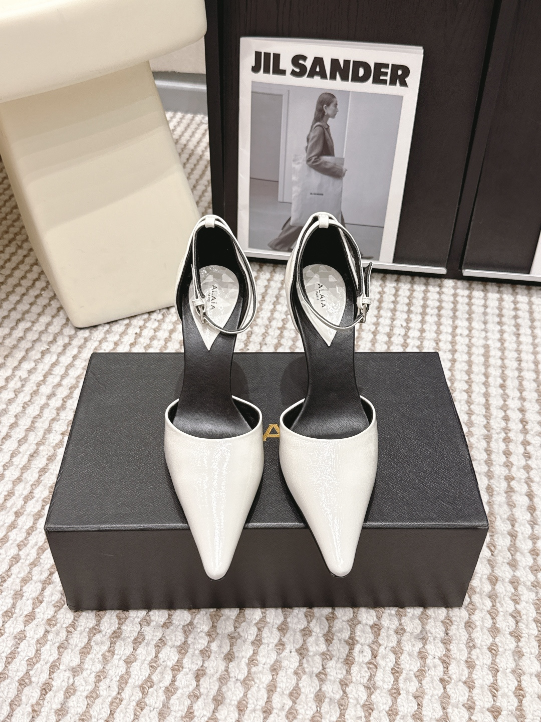 NO:787305,Purchasing agent ALAIA 26/ Spring new minimalist style pointed toe high-heeled hollow sandals. Fashionistas are looking for a pair of sandals that can combine comfort and style, and this pair is undoubtedly the best answer for this season!  Paired with a simple short, it is a casual American style. When combined with a knitted dress, it is a gentle and elegant French style, which can be easily controlled in various occasions and becomes the finishing touch of spring and summer outfits. Horse hair/patent leather lining, sheepskin lining, Italian genuine leather outsole, 9cm heel, Size#35-42 (40.41.42 custom-made, non-refundable), high-heeled sandals, alaia, sandals, high  heels,skirts,sheepskin,Leather soles19860909代购级 ALAIA阿莱亚 26/ 春季新款 极简风 尖头 高跟中空凉鞋 时尚达人都在寻觅一双能兼顾舒适与风格的凉鞋 而这双无疑是这个季节的最佳答案！ 搭配简约的短 就是休闲的美式风格 与针织连衣裙组合 则是温柔优雅的法式风情 轻松驾驭各种场合 成为春夏穿搭的点睛之笔. 鞋面马毛/漆皮 内里羊皮 鞋底意大利真皮大底 跟高9cm Size#35-42（40.41.42定做不退换）,高跟鞋凉鞋,alaia,sandals,high heels,skirts,sheepskin,Leather soles,Women's Shoes